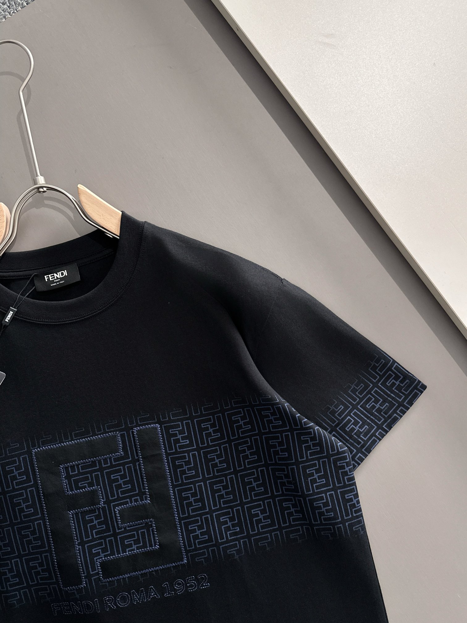 p90 FENDI 芬迪 2026新款 轻奢主义 定制双F皮革颗粒刺绣字母logo 男女同款 短袖t恤
&middot;定制260克100％双纱纯棉面料
&middot;定染32支双股螺纹
&middot;领标吊牌主唛三标齐全
颜色：黑色
尺码：XS S M L