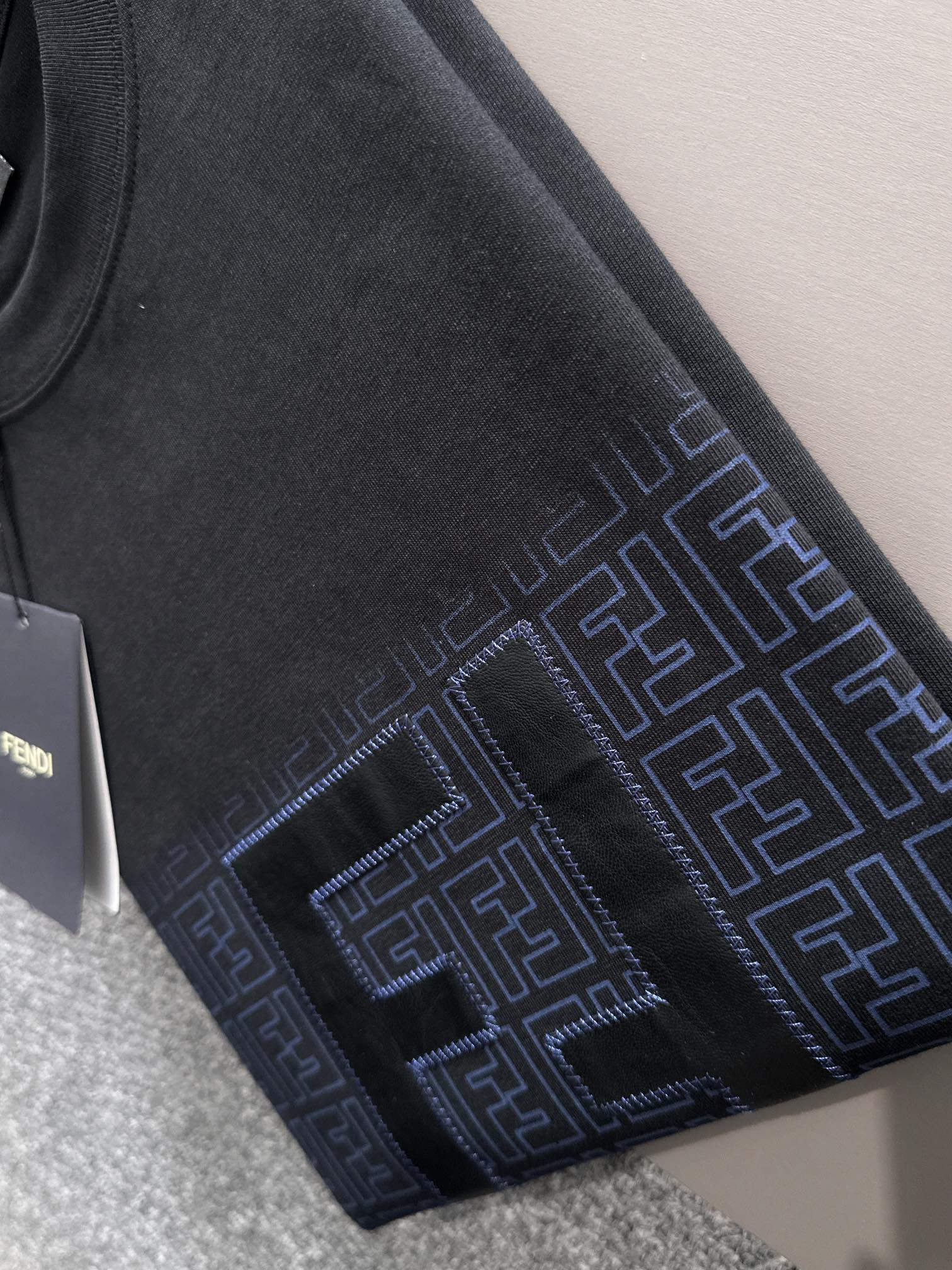p90 FENDI 芬迪 2026新款 轻奢主义 定制双F皮革颗粒刺绣字母logo 男女同款 短袖t恤
&middot;定制260克100％双纱纯棉面料
&middot;定染32支双股螺纹
&middot;领标吊牌主唛三标齐全
颜色：黑色
尺码：XS S M L