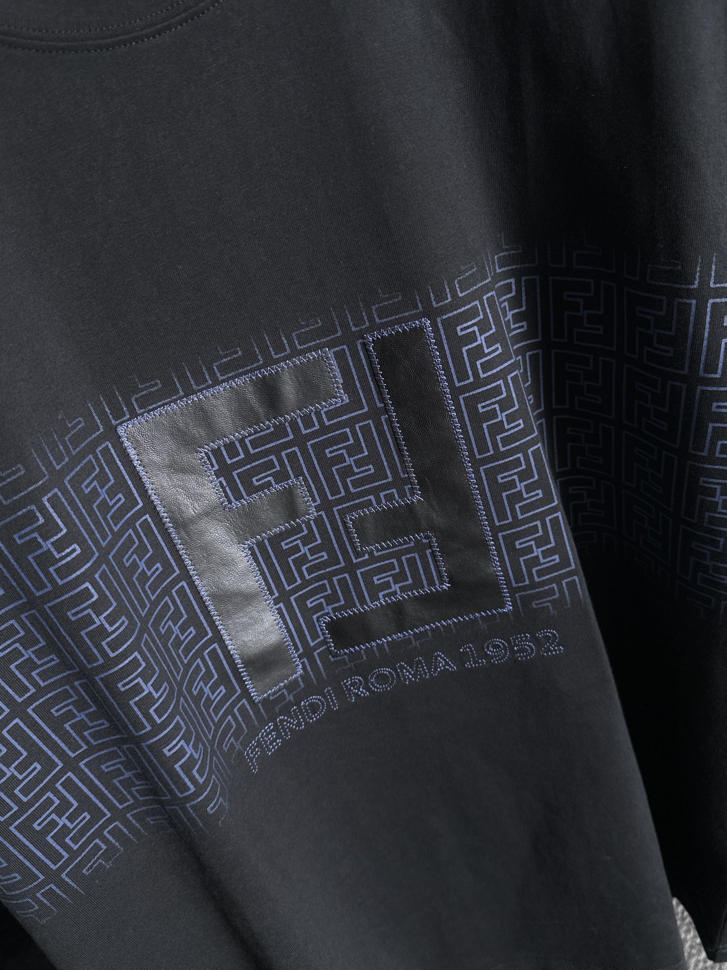 p90 FENDI 芬迪 2026新款 轻奢主义 定制双F皮革颗粒刺绣字母logo 男女同款 短袖t恤
&middot;定制260克100％双纱纯棉面料
&middot;定染32支双股螺纹
&middot;领标吊牌主唛三标齐全
颜色：黑色
尺码：XS S M L