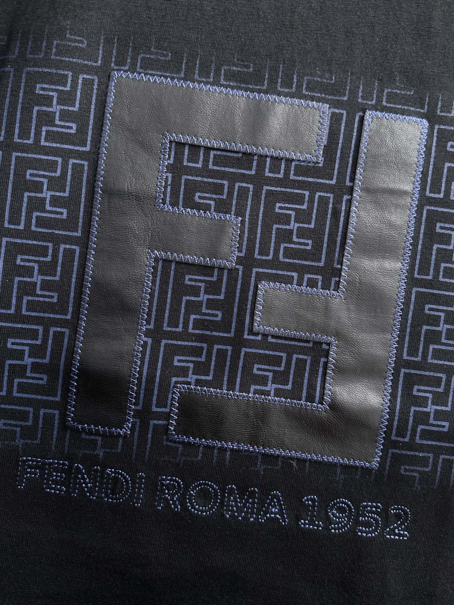 p90 FENDI 芬迪 2026新款 轻奢主义 定制双F皮革颗粒刺绣字母logo 男女同款 短袖t恤
&middot;定制260克100％双纱纯棉面料
&middot;定染32支双股螺纹
&middot;领标吊牌主唛三标齐全
颜色：黑色
尺码：XS S M L