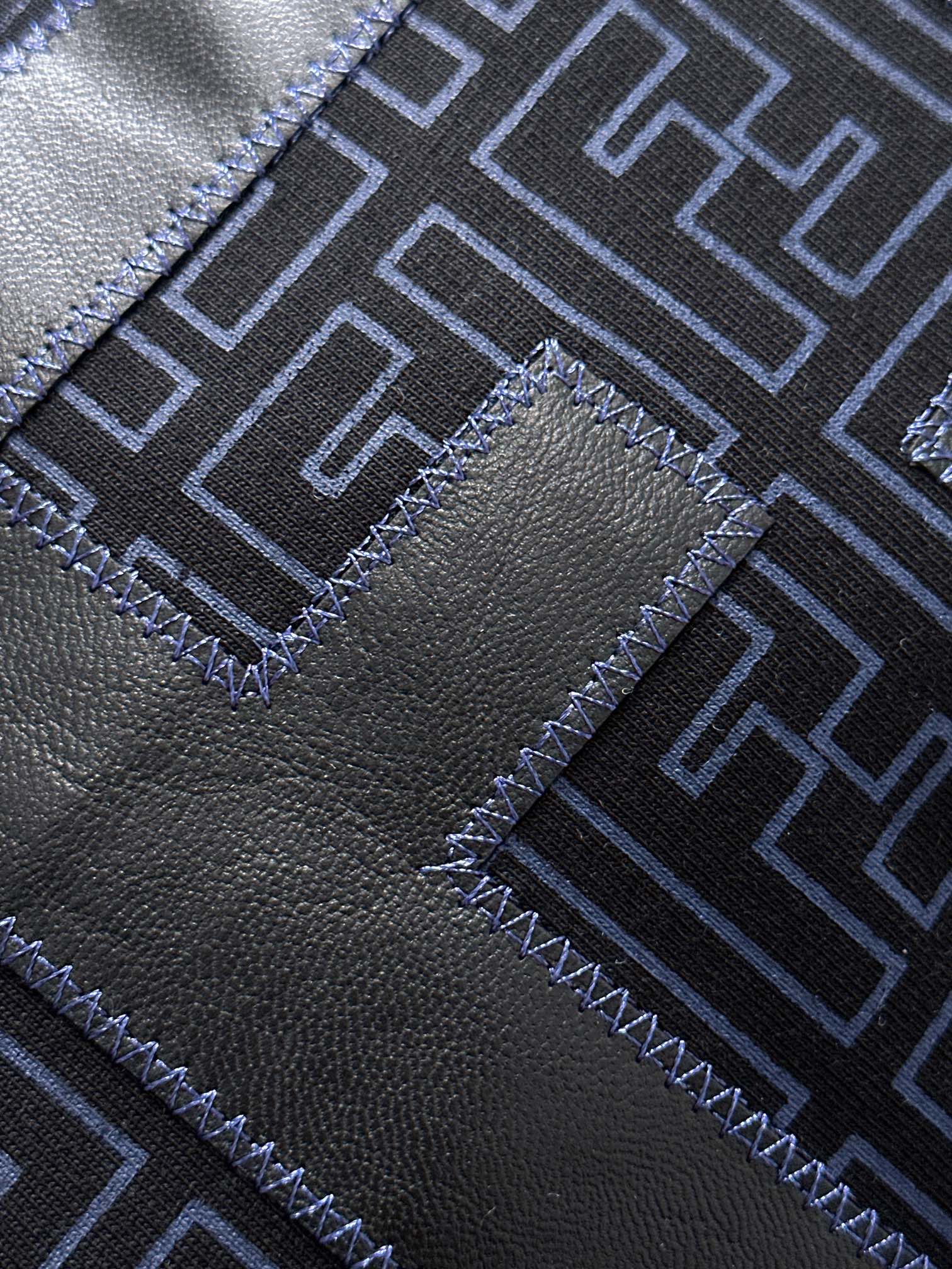 p90 FENDI 芬迪 2026新款 轻奢主义 定制双F皮革颗粒刺绣字母logo 男女同款 短袖t恤
&middot;定制260克100％双纱纯棉面料
&middot;定染32支双股螺纹
&middot;领标吊牌主唛三标齐全
颜色：黑色
尺码：XS S M L