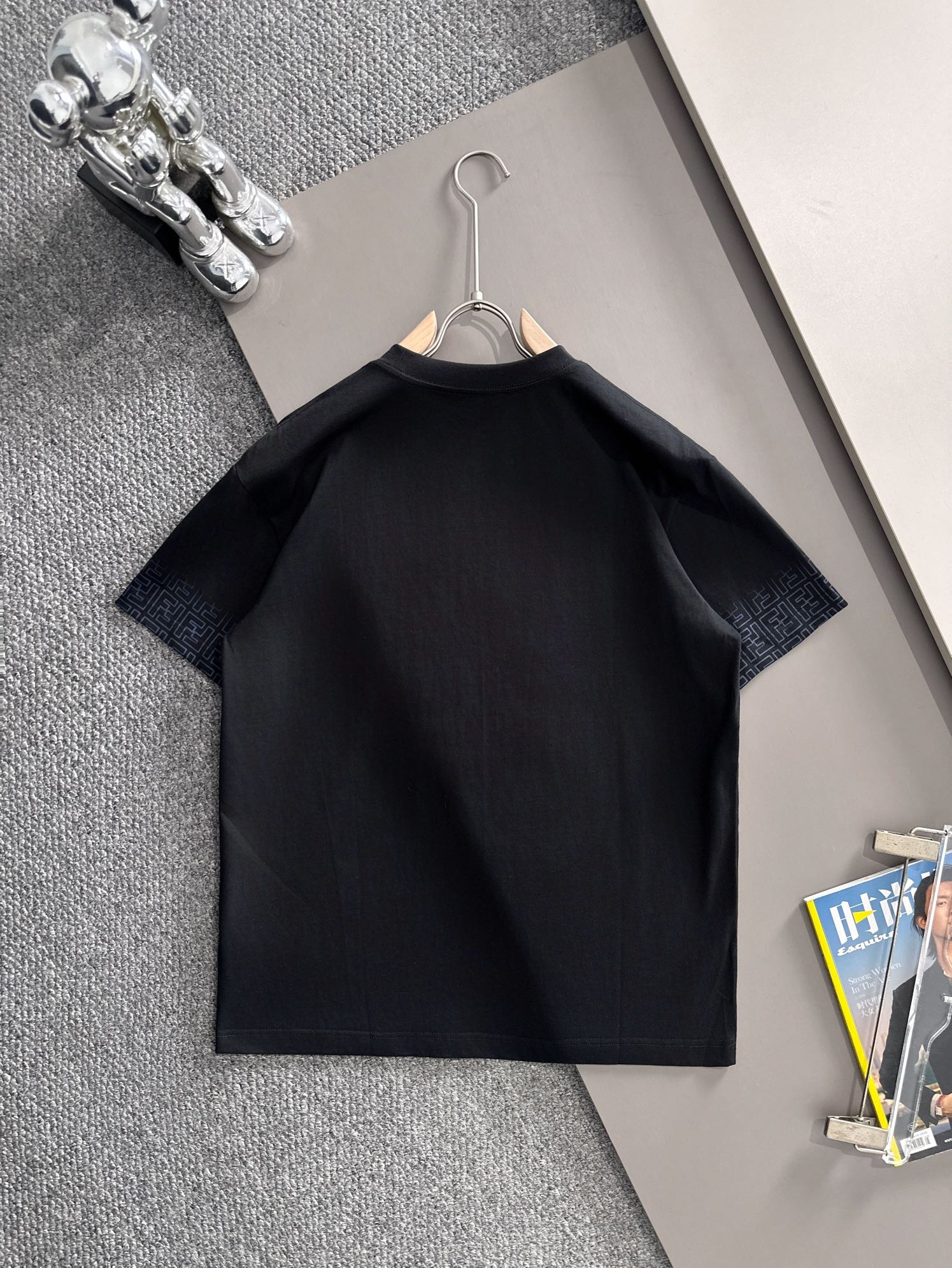 p90 FENDI 芬迪 2026新款 轻奢主义 定制双F皮革颗粒刺绣字母logo 男女同款 短袖t恤
&middot;定制260克100％双纱纯棉面料
&middot;定染32支双股螺纹
&middot;领标吊牌主唛三标齐全
颜色：黑色
尺码：XS S M L