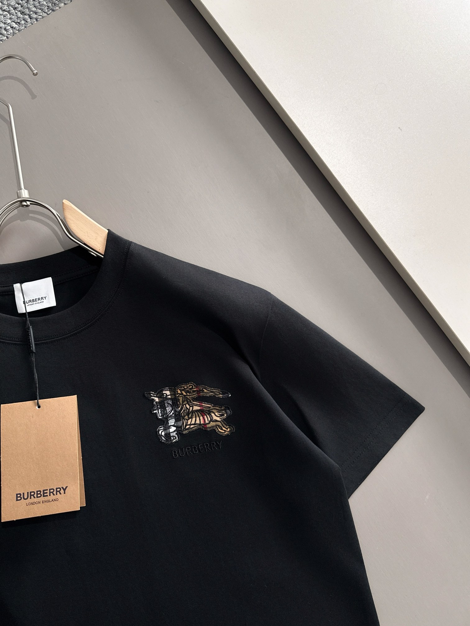 P85

Burberry 巴宝莉 BBR 2026新款 格纹布贴布刺绣战马logo oversize宽松版型 男女同款 短袖t恤
&middot;定制260克100％双纱纯棉面料
&middot;定染32支双股螺纹
&middot;领标吊牌主唛三标齐全
颜色：黑色
尺码：S M L XL