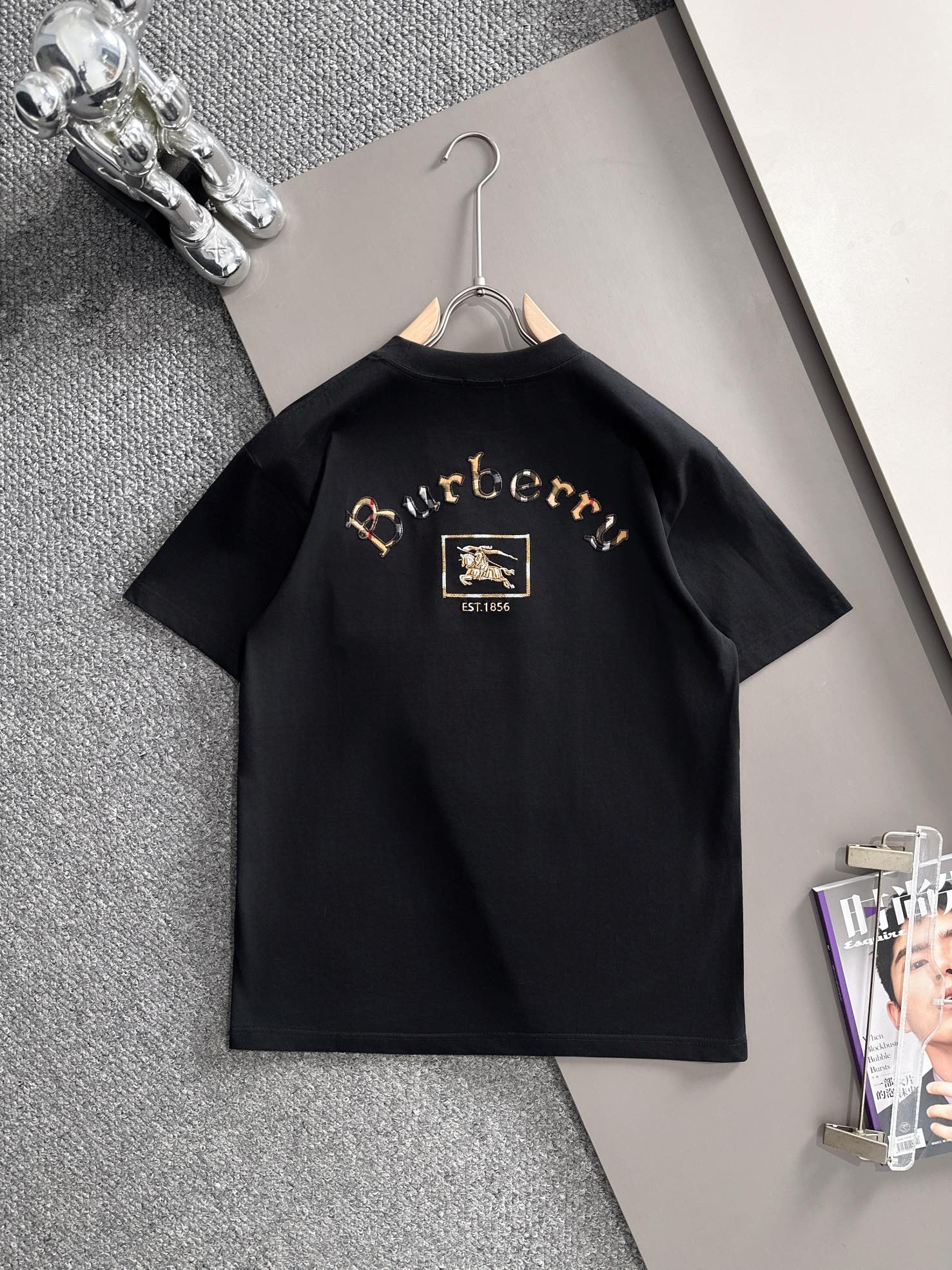 P85

Burberry 巴宝莉 BBR 2026新款 格纹布贴布刺绣战马logo oversize宽松版型 男女同款 短袖t恤
&middot;定制260克100％双纱纯棉面料
&middot;定染32支双股螺纹
&middot;领标吊牌主唛三标齐全
颜色：黑色
尺码：S M L XL