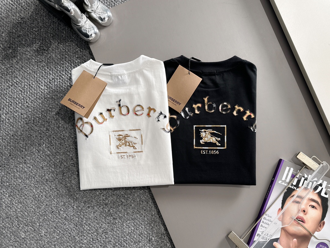 P85

Burberry 巴宝莉 BBR 2026新款 格纹布贴布刺绣战马logo oversize宽松版型 男女同款 短袖t恤
&middot;定制260克100％双纱纯棉面料
&middot;定染32支双股螺纹
&middot;领标吊牌主唛三标齐全
颜色：黑色
尺码：S M L XL