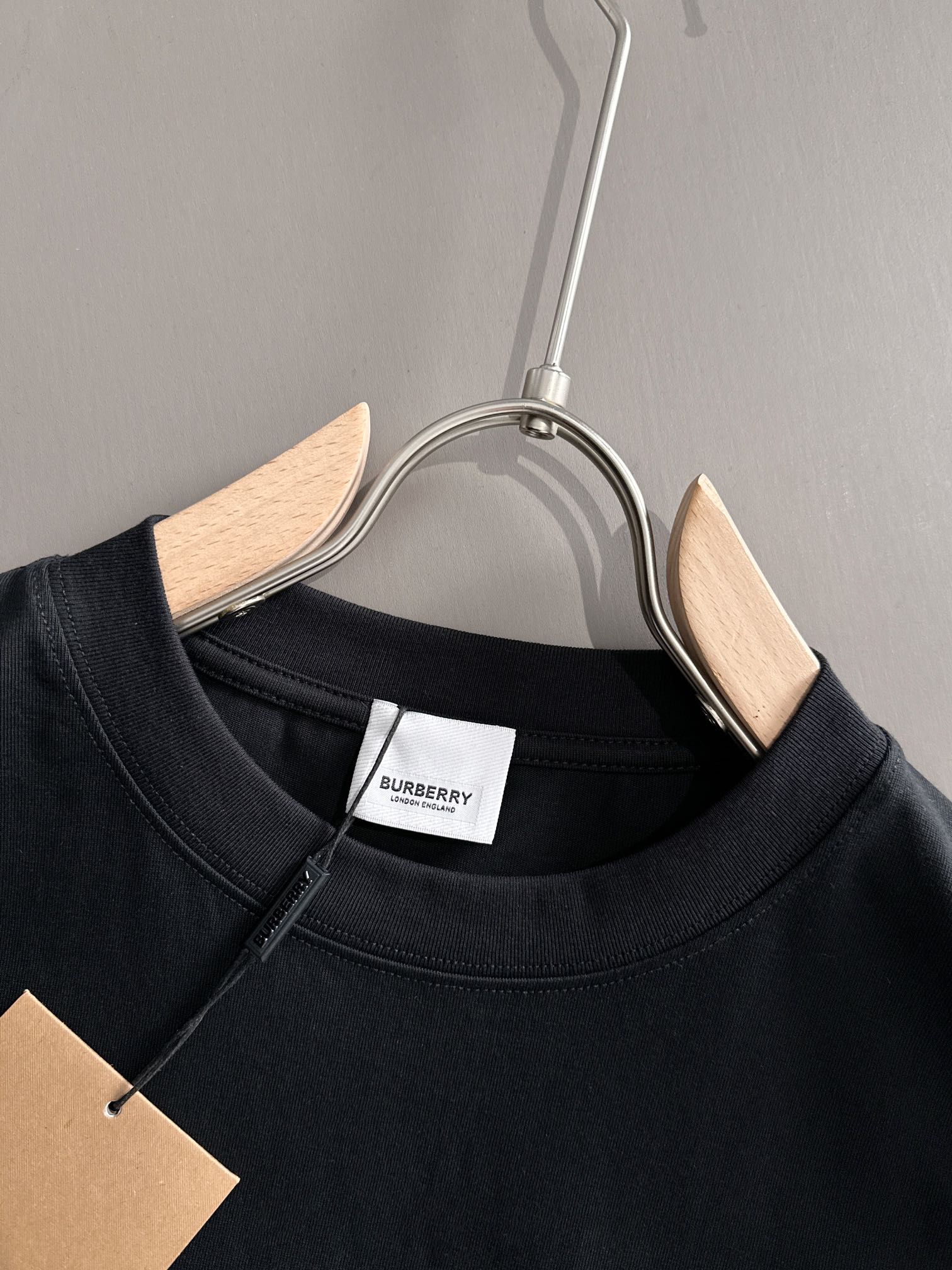 P85

Burberry 巴宝莉 BBR 2026新款 格纹布贴布刺绣战马logo oversize宽松版型 男女同款 短袖t恤
&middot;定制260克100％双纱纯棉面料
&middot;定染32支双股螺纹
&middot;领标吊牌主唛三标齐全
颜色：黑色
尺码：S M L XL