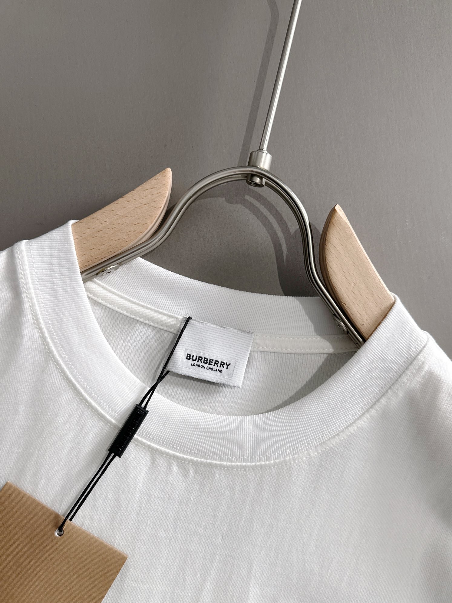 P85

Burberry 巴宝莉 BBR 2026新款 格纹布贴布刺绣战马logo oversize宽松版型 男女同款 短袖t恤
&middot;定制260克100％双纱纯棉面料
&middot;定染32支双股螺纹
&middot;领标吊牌主唛三标齐全
颜色：白色
尺码：S M L XL