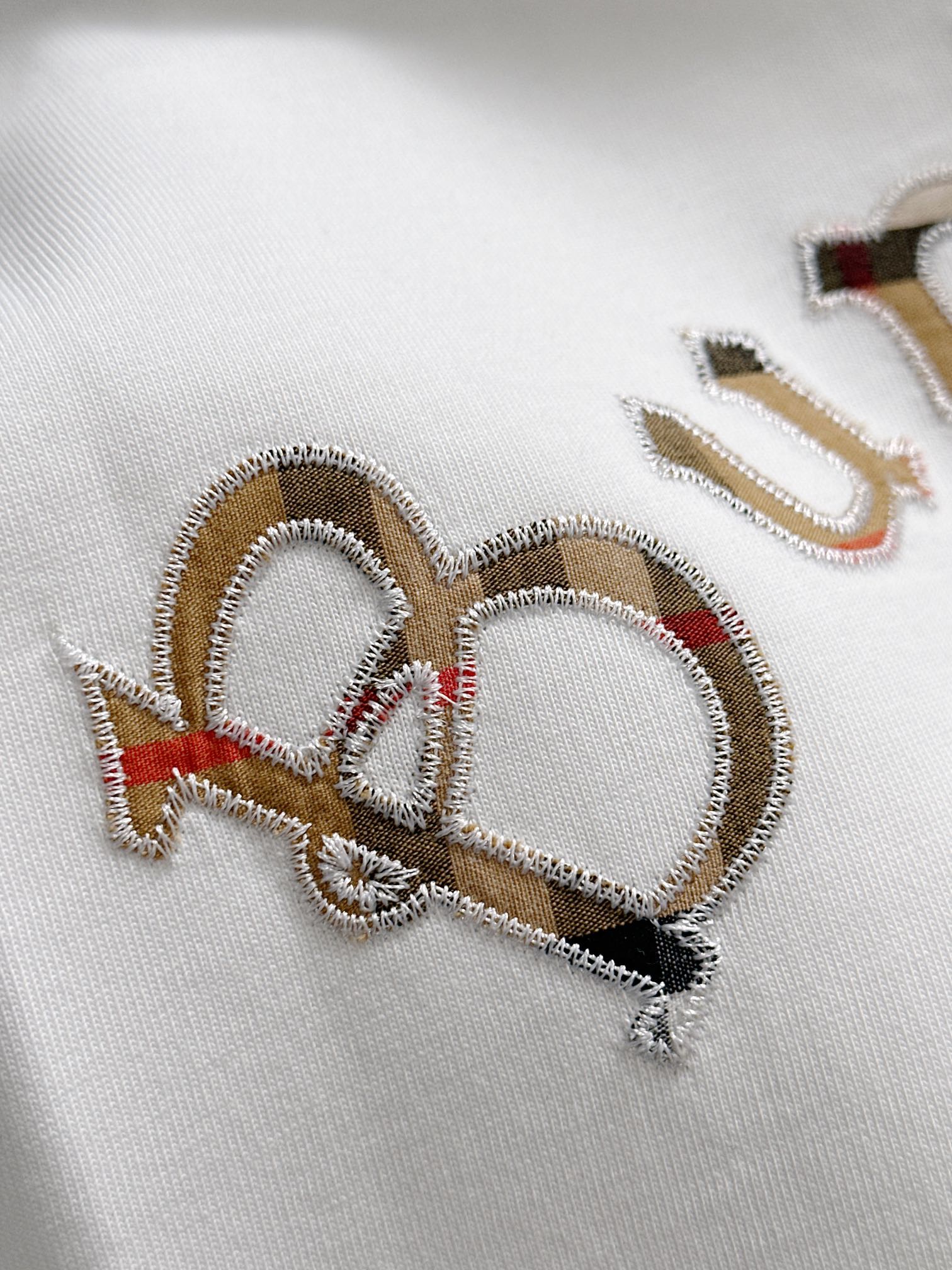 P85

Burberry 巴宝莉 BBR 2026新款 格纹布贴布刺绣战马logo oversize宽松版型 男女同款 短袖t恤
&middot;定制260克100％双纱纯棉面料
&middot;定染32支双股螺纹
&middot;领标吊牌主唛三标齐全
颜色：白色
尺码：S M L XL