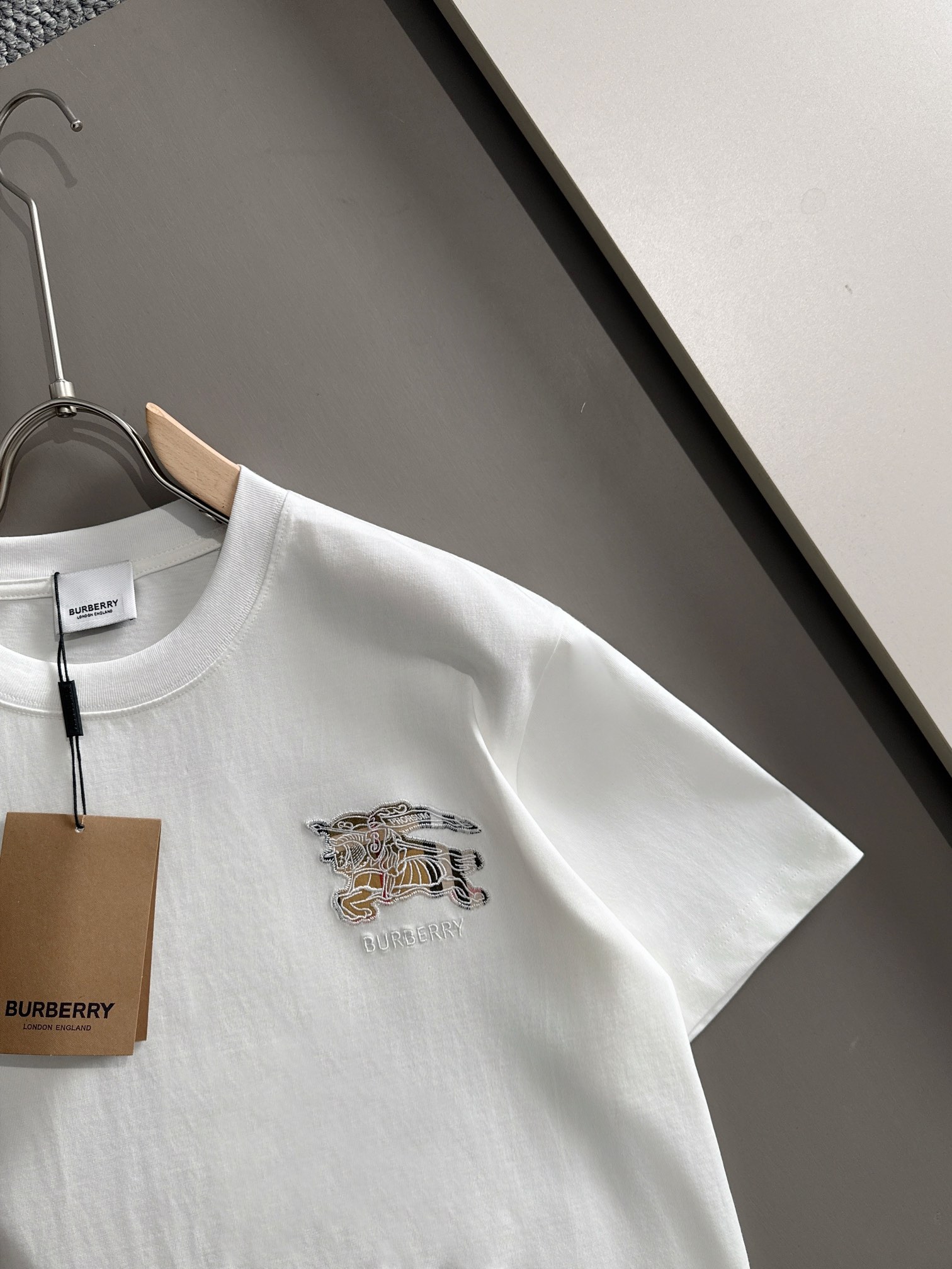 P85

Burberry 巴宝莉 BBR 2026新款 格纹布贴布刺绣战马logo oversize宽松版型 男女同款 短袖t恤
&middot;定制260克100％双纱纯棉面料
&middot;定染32支双股螺纹
&middot;领标吊牌主唛三标齐全
颜色：白色
尺码：S M L XL