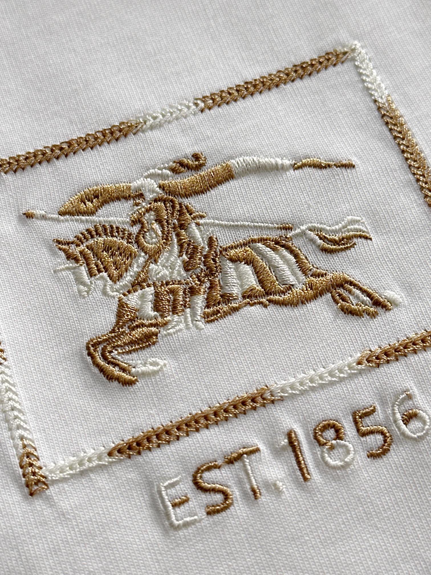 P85

Burberry 巴宝莉 BBR 2026新款 格纹布贴布刺绣战马logo oversize宽松版型 男女同款 短袖t恤
&middot;定制260克100％双纱纯棉面料
&middot;定染32支双股螺纹
&middot;领标吊牌主唛三标齐全
颜色：白色
尺码：S M L XL