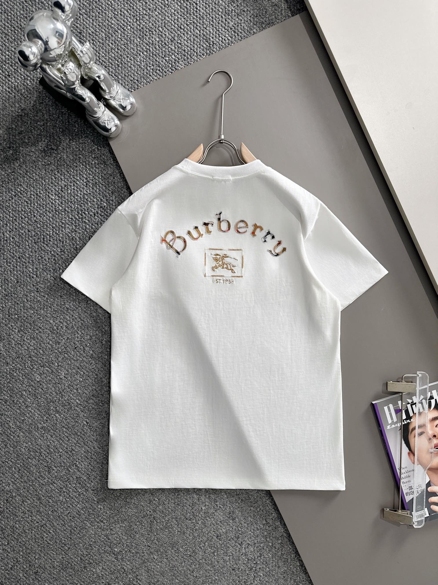 P85

Burberry 巴宝莉 BBR 2026新款 格纹布贴布刺绣战马logo oversize宽松版型 男女同款 短袖t恤
&middot;定制260克100％双纱纯棉面料
&middot;定染32支双股螺纹
&middot;领标吊牌主唛三标齐全
颜色：白色
尺码：S M L XL