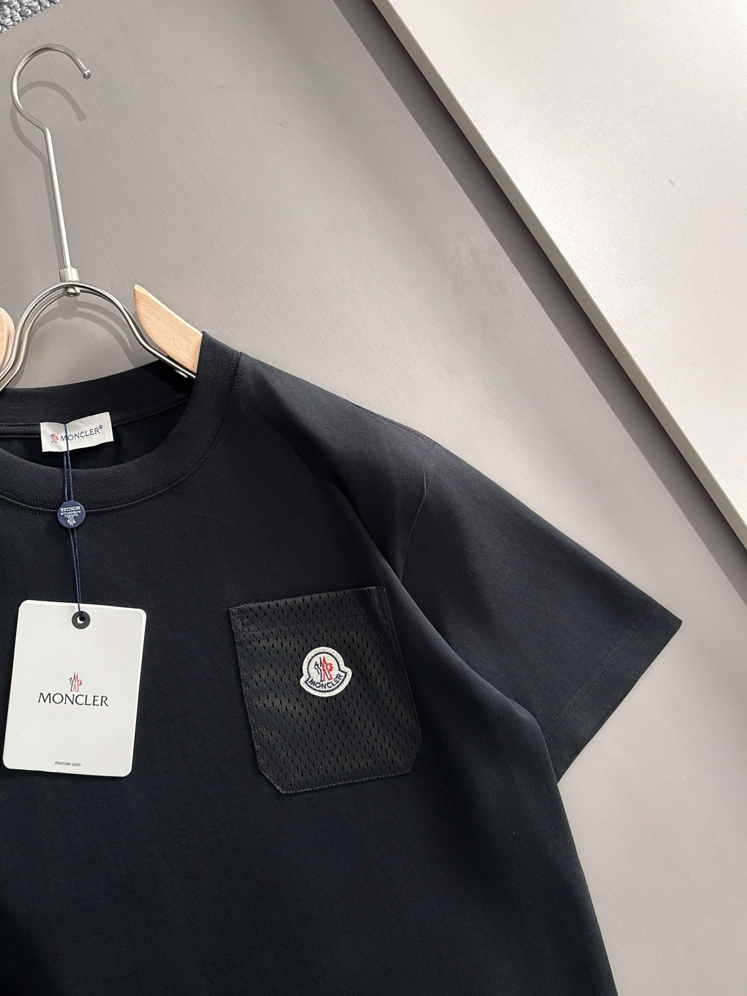 P80

Moncler 蒙口 2026新款 拼接口袋 后背数码印花logo oversize宽松版型 男女同款 短袖t恤
&middot;定制260克100％双纱纯棉面料
&middot;定染32支双股螺纹
&middot;领标吊牌主唛三标齐全
颜色：黑色
尺码：S M L XL