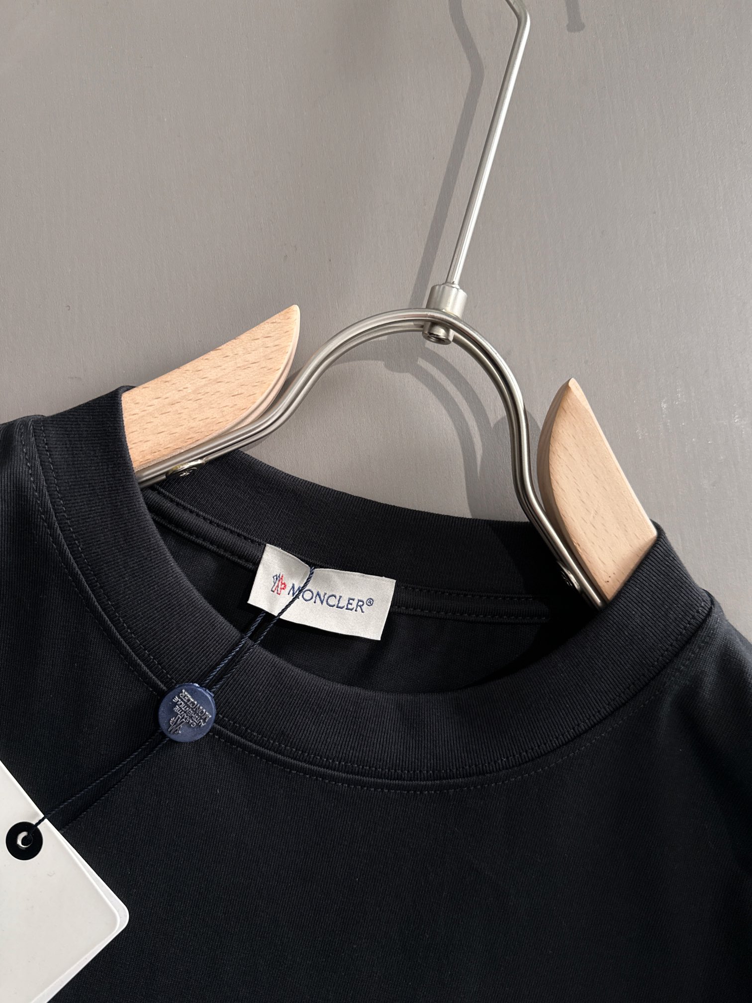 P80

Moncler 蒙口 2026新款 拼接口袋 后背数码印花logo oversize宽松版型 男女同款 短袖t恤
&middot;定制260克100％双纱纯棉面料
&middot;定染32支双股螺纹
&middot;领标吊牌主唛三标齐全
颜色：黑色
尺码：S M L XL