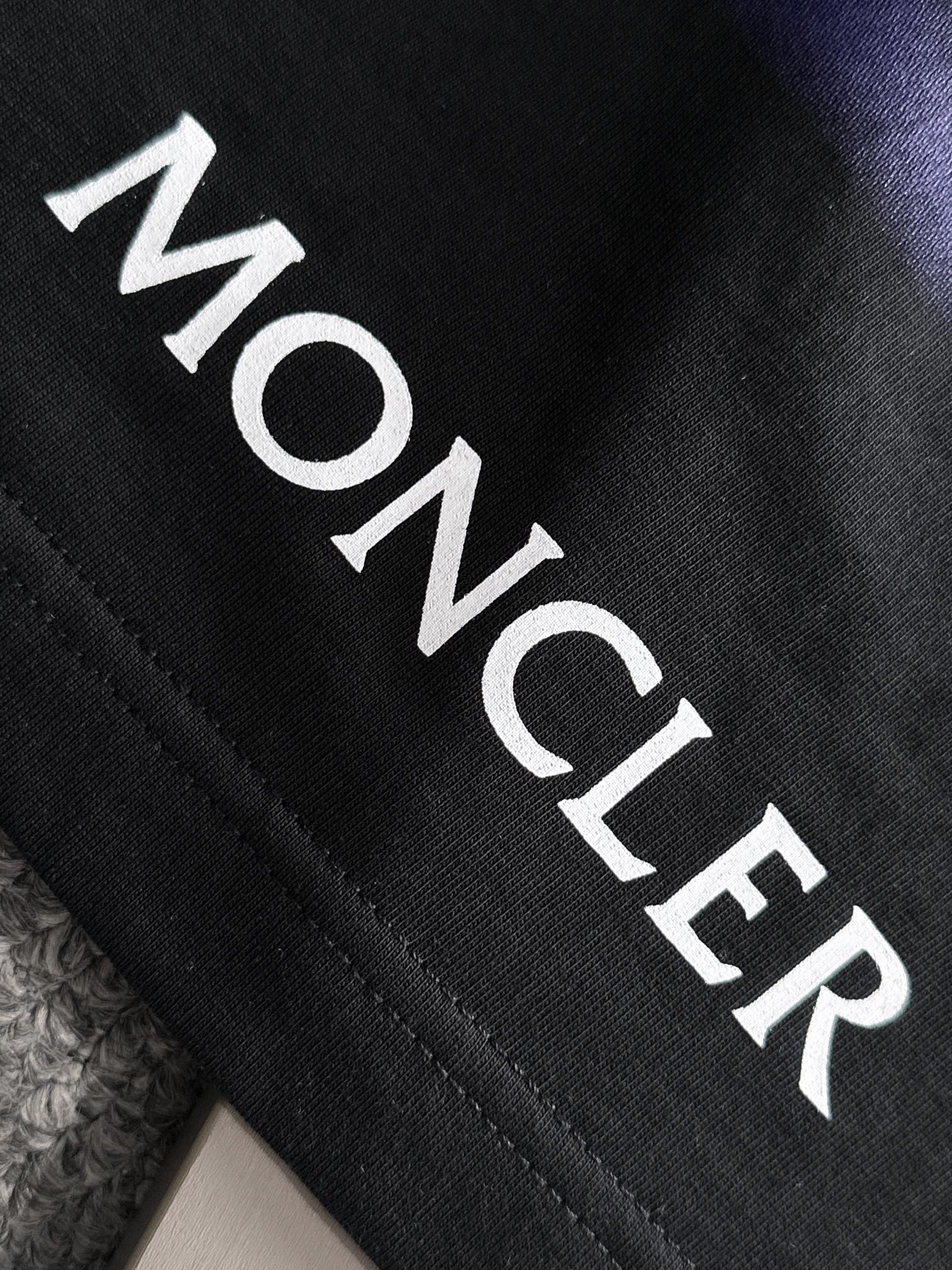 P80

Moncler 蒙口 2026新款 拼接口袋 后背数码印花logo oversize宽松版型 男女同款 短袖t恤
&middot;定制260克100％双纱纯棉面料
&middot;定染32支双股螺纹
&middot;领标吊牌主唛三标齐全
颜色：黑色
尺码：S M L XL