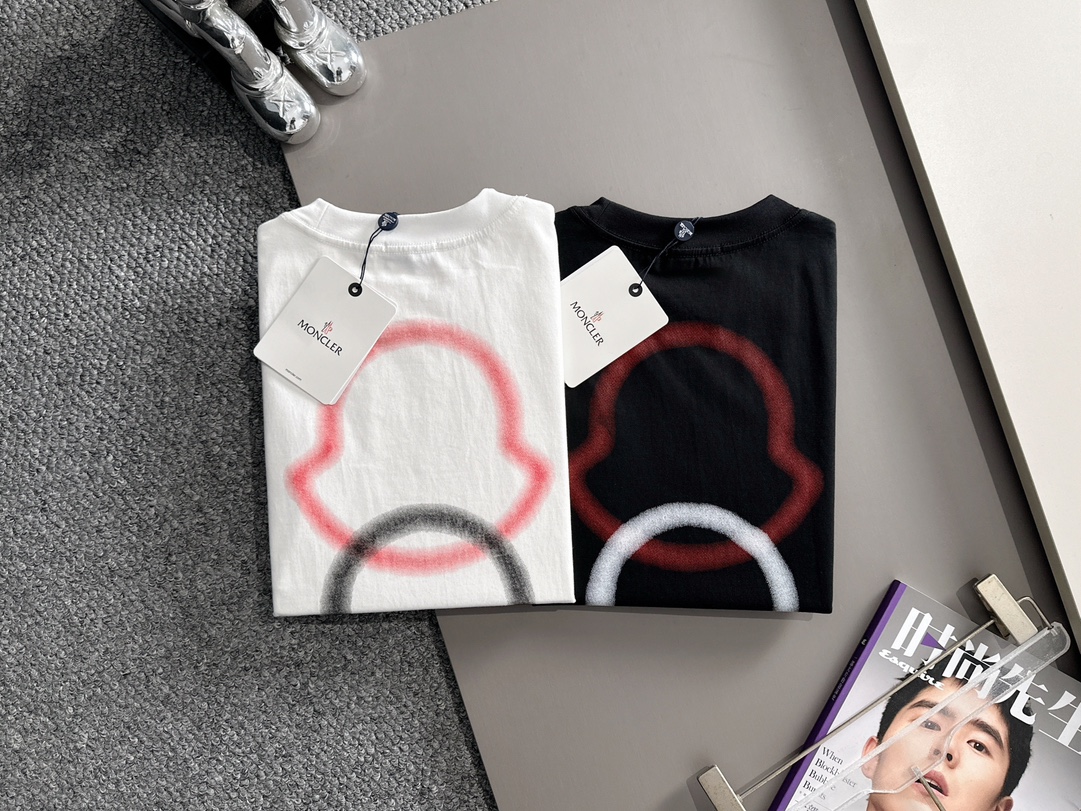 P80

Moncler 蒙口 2026新款 拼接口袋 后背数码印花logo oversize宽松版型 男女同款 短袖t恤
&middot;定制260克100％双纱纯棉面料
&middot;定染32支双股螺纹
&middot;领标吊牌主唛三标齐全
颜色：黑色
尺码：S M L XL