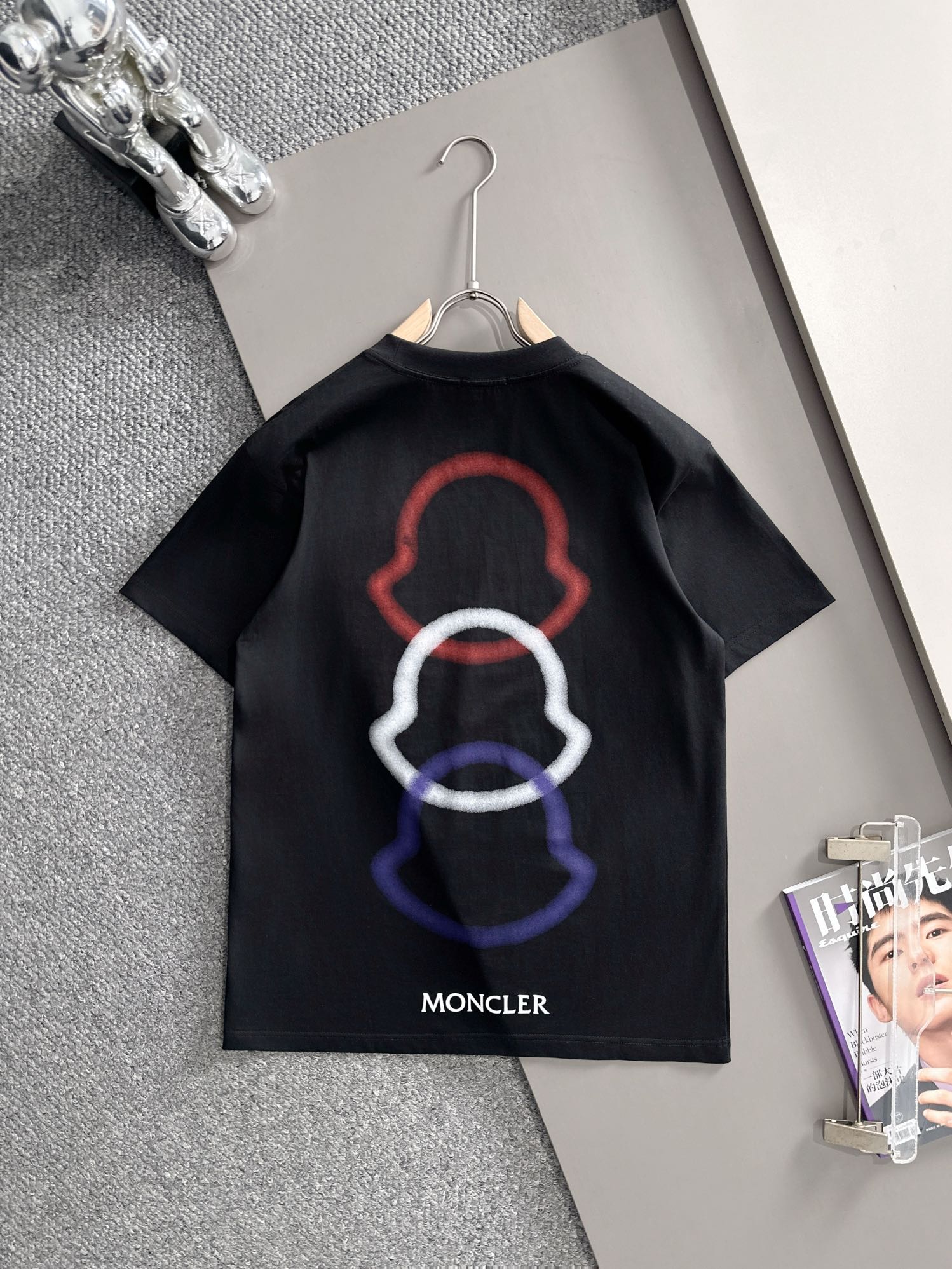 P80

Moncler 蒙口 2026新款 拼接口袋 后背数码印花logo oversize宽松版型 男女同款 短袖t恤
&middot;定制260克100％双纱纯棉面料
&middot;定染32支双股螺纹
&middot;领标吊牌主唛三标齐全
颜色：黑色
尺码：S M L XL