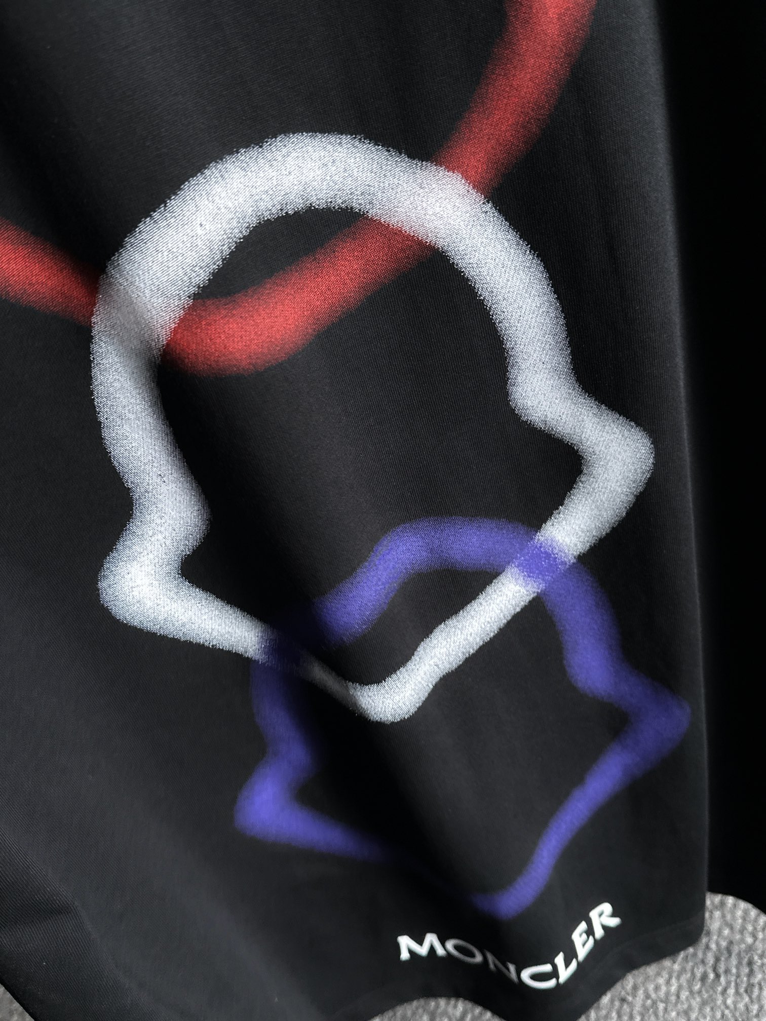 P80

Moncler 蒙口 2026新款 拼接口袋 后背数码印花logo oversize宽松版型 男女同款 短袖t恤
&middot;定制260克100％双纱纯棉面料
&middot;定染32支双股螺纹
&middot;领标吊牌主唛三标齐全
颜色：黑色
尺码：S M L XL