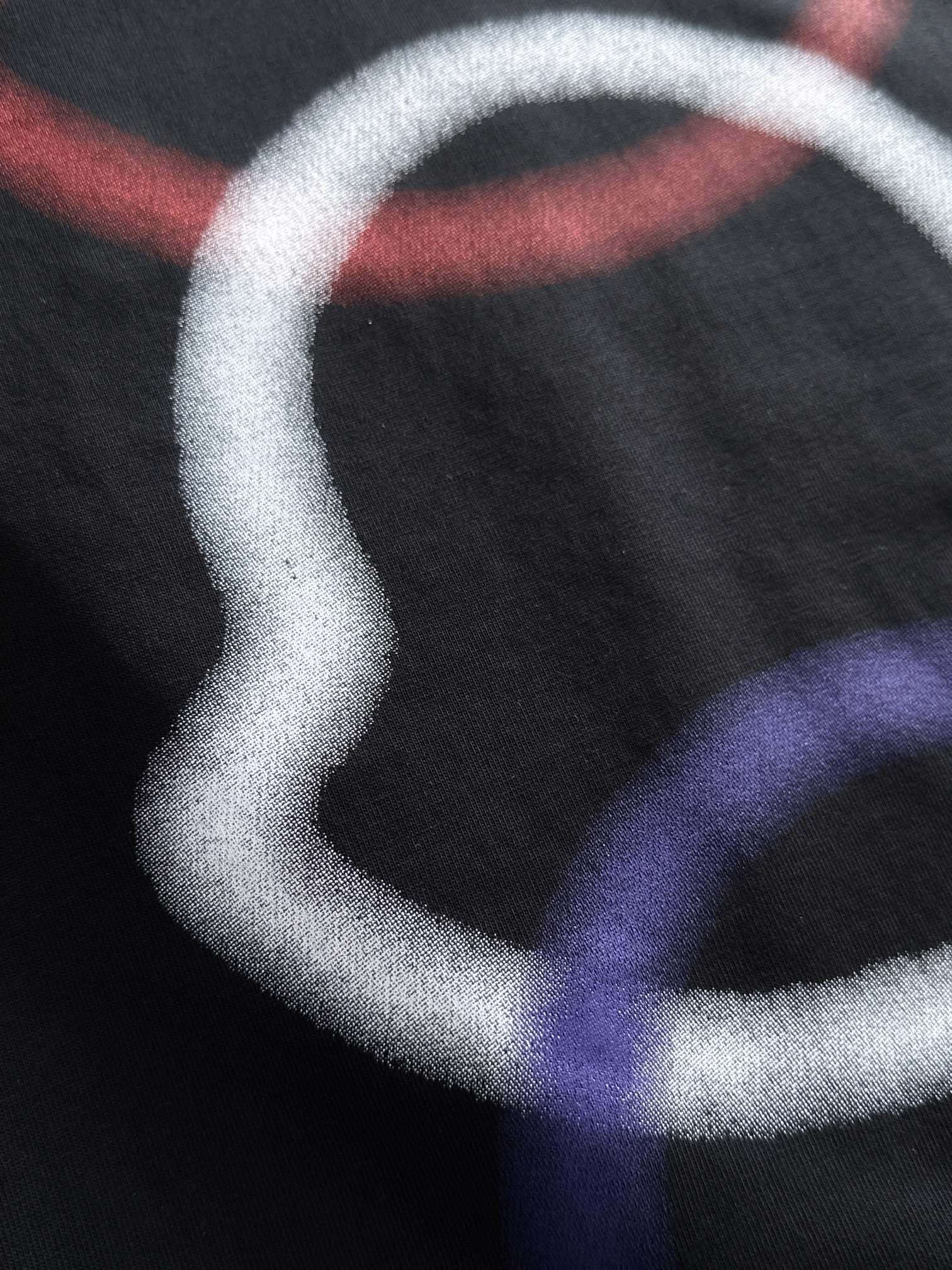 P80

Moncler 蒙口 2026新款 拼接口袋 后背数码印花logo oversize宽松版型 男女同款 短袖t恤
&middot;定制260克100％双纱纯棉面料
&middot;定染32支双股螺纹
&middot;领标吊牌主唛三标齐全
颜色：黑色
尺码：S M L XL