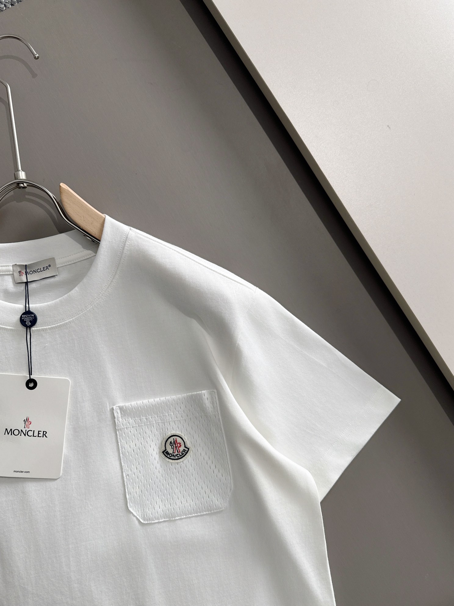 P80

Moncler 蒙口 2026新款 拼接口袋 后背数码印花logo oversize宽松版型 男女同款 短袖t恤
&middot;定制260克100％双纱纯棉面料
&middot;定染32支双股螺纹
&middot;领标吊牌主唛三标齐全
颜色：白色
尺码：S M L XL