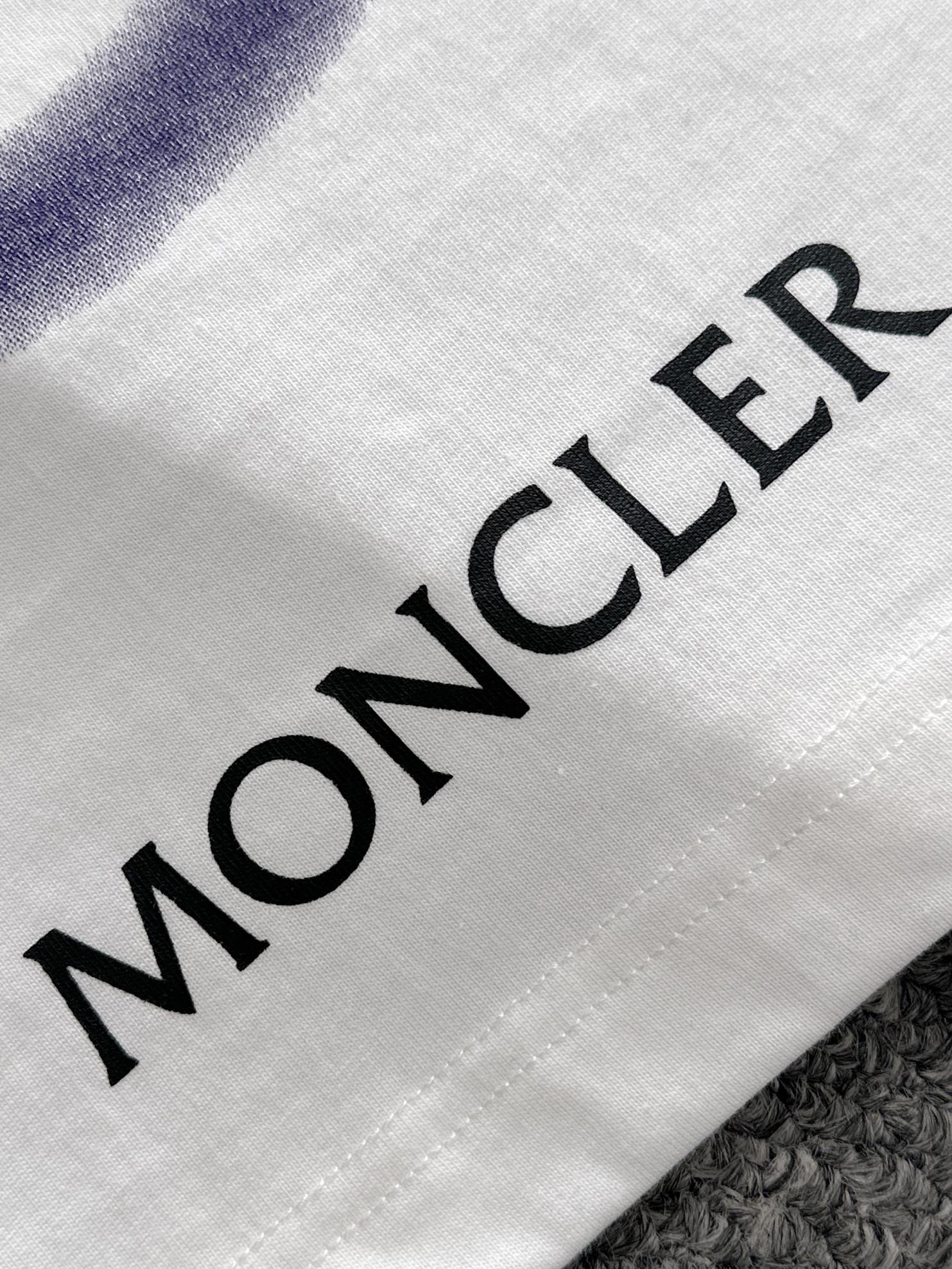 P80

Moncler 蒙口 2026新款 拼接口袋 后背数码印花logo oversize宽松版型 男女同款 短袖t恤
&middot;定制260克100％双纱纯棉面料
&middot;定染32支双股螺纹
&middot;领标吊牌主唛三标齐全
颜色：白色
尺码：S M L XL
