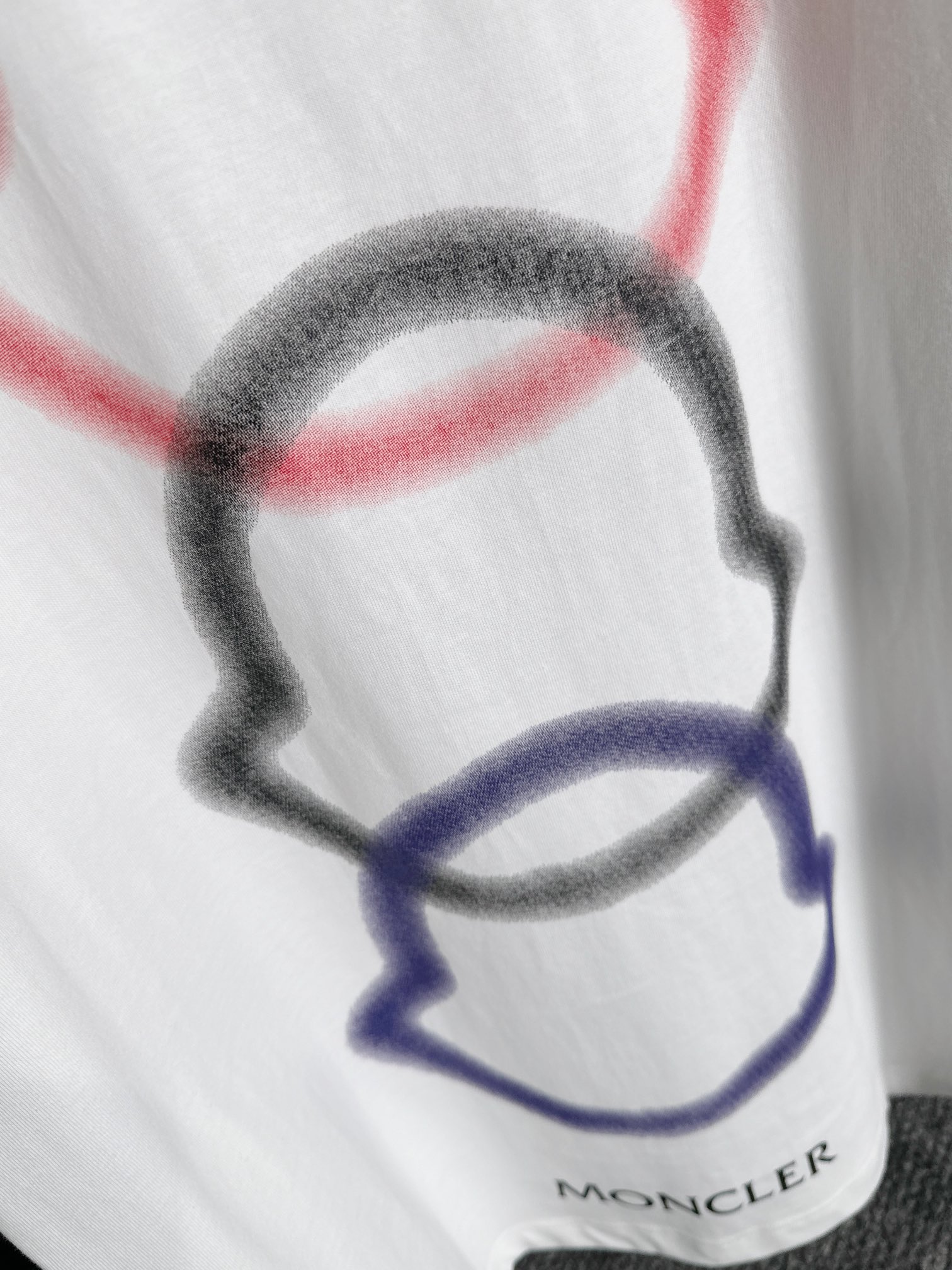 P80

Moncler 蒙口 2026新款 拼接口袋 后背数码印花logo oversize宽松版型 男女同款 短袖t恤
&middot;定制260克100％双纱纯棉面料
&middot;定染32支双股螺纹
&middot;领标吊牌主唛三标齐全
颜色：白色
尺码：S M L XL