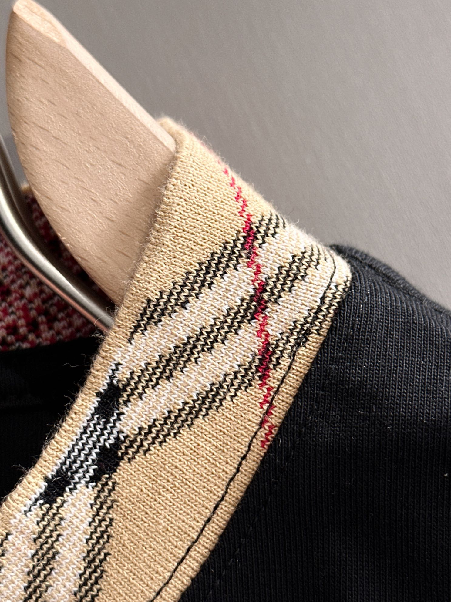 P85

Burberry 巴宝莉 BBR 2026新款 定制经典格纹螺纹领 重工颗粒战马刺绣logo 男女同款 短袖t恤
&middot;定制260克100％双纱纯棉面料
&middot;定染32支双股螺纹
&middot;领标吊牌主唛三标齐全
颜色：黑色
尺码：S M L XL