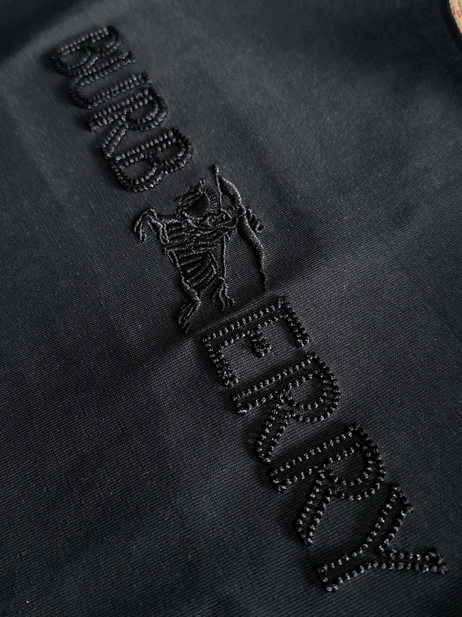 P85

Burberry 巴宝莉 BBR 2026新款 定制经典格纹螺纹领 重工颗粒战马刺绣logo 男女同款 短袖t恤
&middot;定制260克100％双纱纯棉面料
&middot;定染32支双股螺纹
&middot;领标吊牌主唛三标齐全
颜色：黑色
尺码：S M L XL