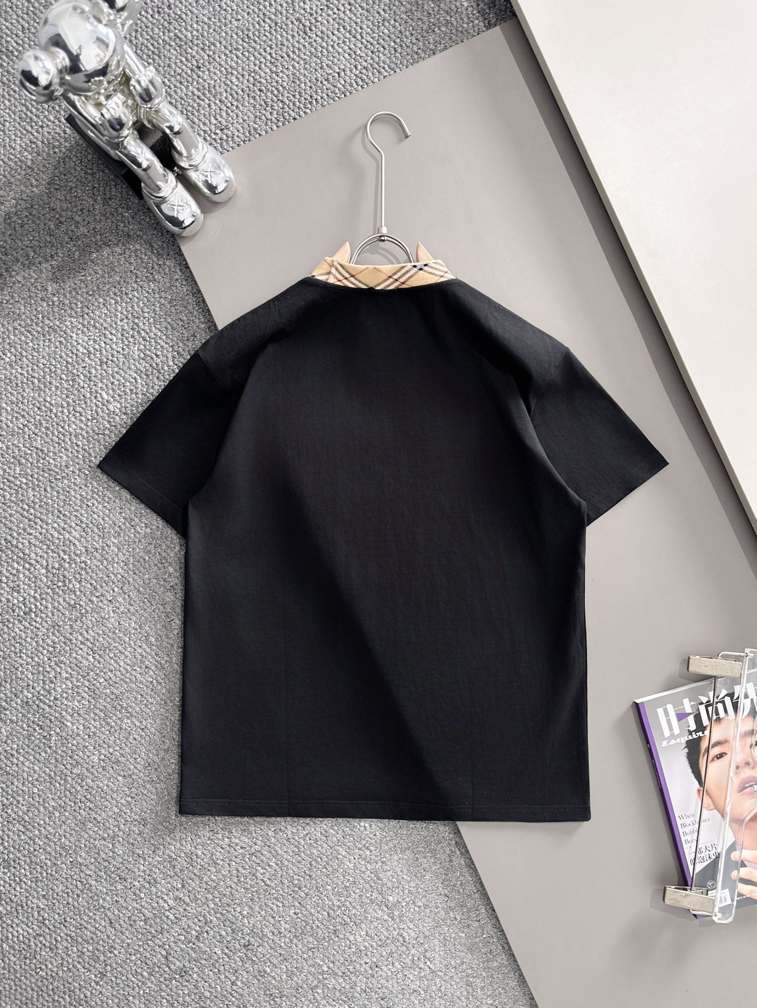 P85

Burberry 巴宝莉 BBR 2026新款 定制经典格纹螺纹领 重工颗粒战马刺绣logo 男女同款 短袖t恤
&middot;定制260克100％双纱纯棉面料
&middot;定染32支双股螺纹
&middot;领标吊牌主唛三标齐全
颜色：黑色
尺码：S M L XL