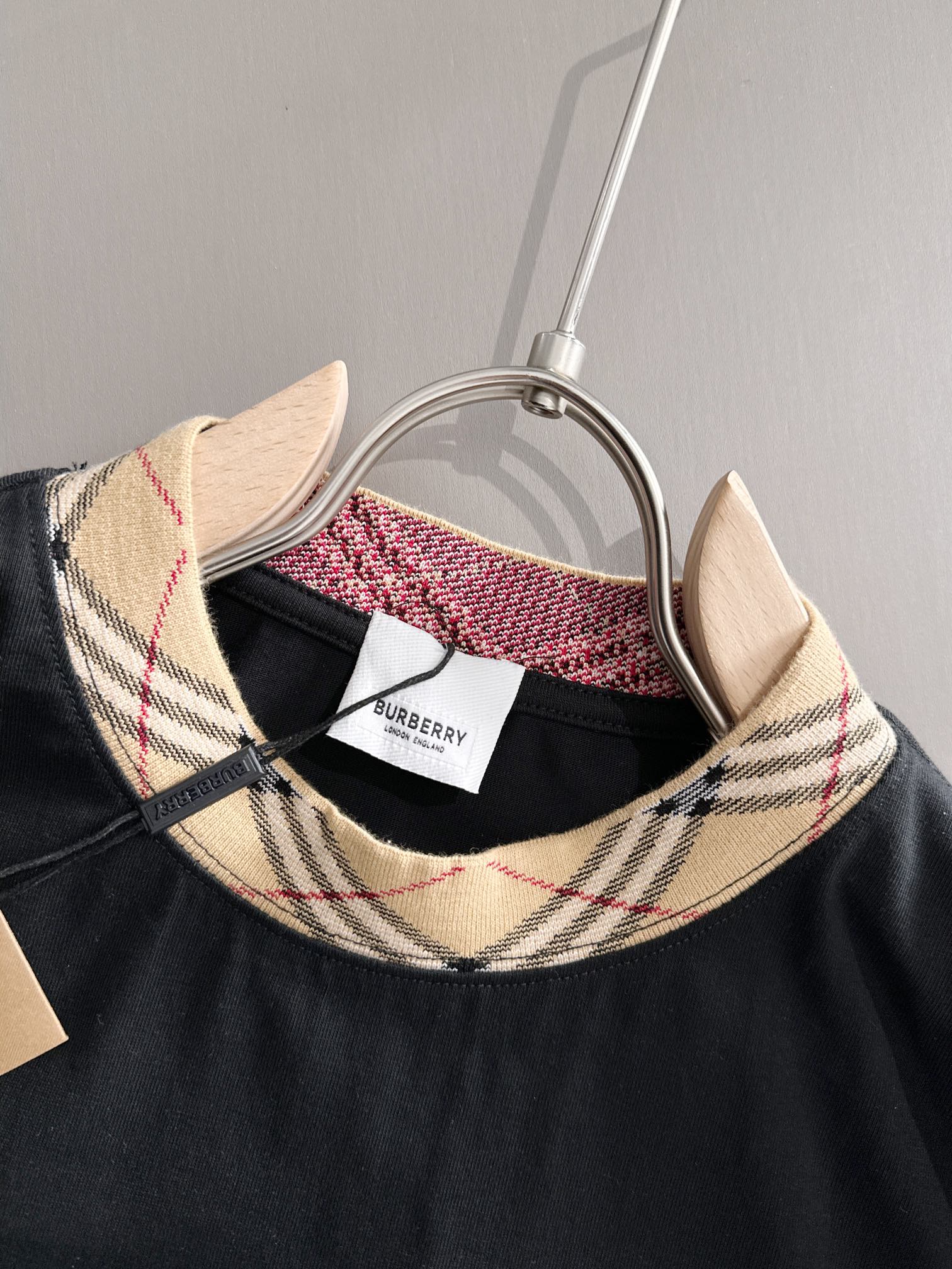 P85

Burberry 巴宝莉 BBR 2026新款 定制经典格纹螺纹领 重工颗粒战马刺绣logo 男女同款 短袖t恤
&middot;定制260克100％双纱纯棉面料
&middot;定染32支双股螺纹
&middot;领标吊牌主唛三标齐全
颜色：黑色
尺码：S M L XL