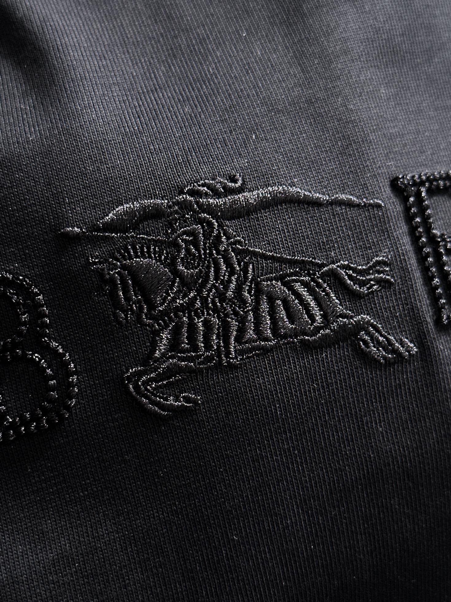 P85

Burberry 巴宝莉 BBR 2026新款 定制经典格纹螺纹领 重工颗粒战马刺绣logo 男女同款 短袖t恤
&middot;定制260克100％双纱纯棉面料
&middot;定染32支双股螺纹
&middot;领标吊牌主唛三标齐全
颜色：黑色
尺码：S M L XL