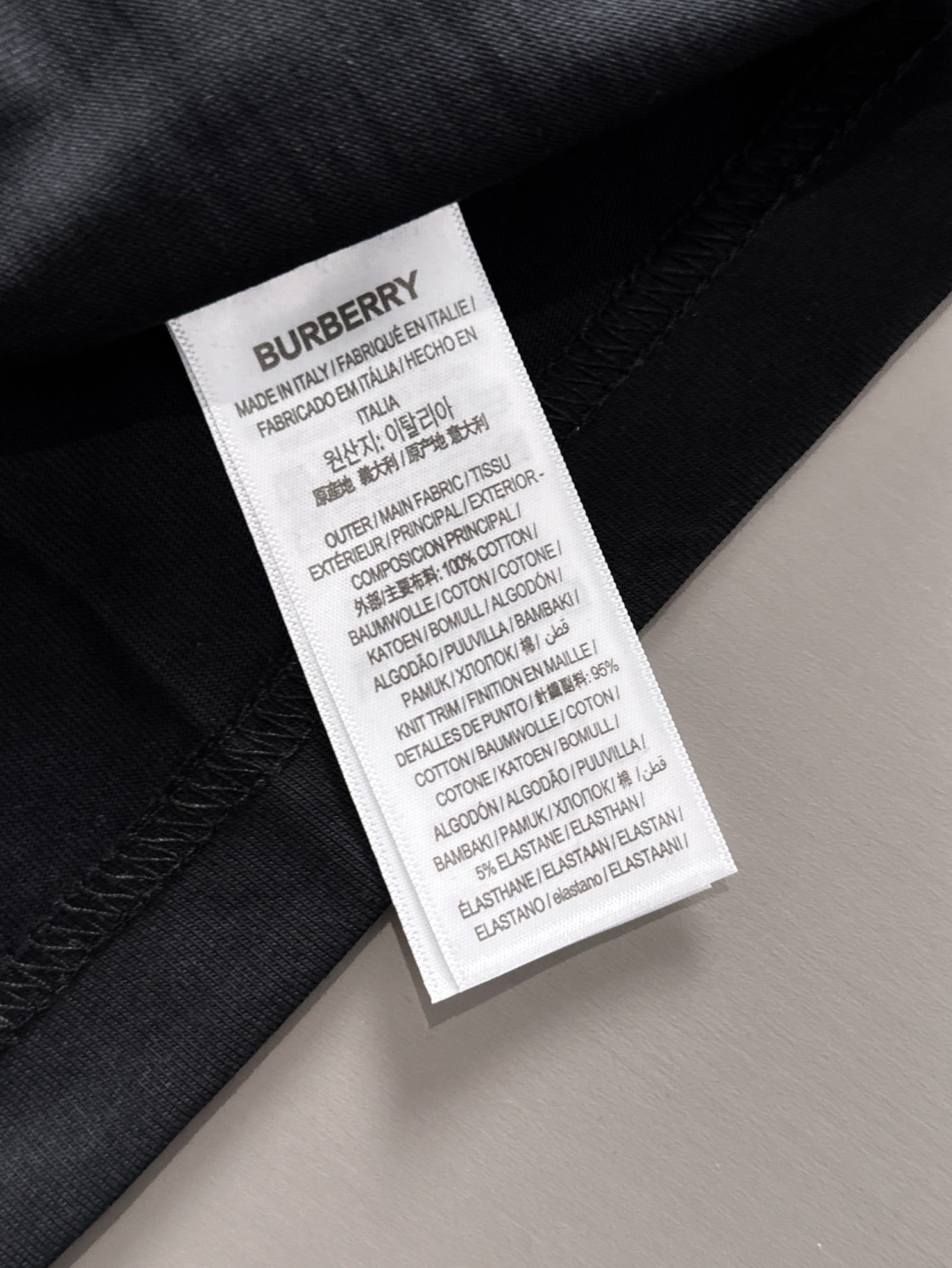 P85

Burberry 巴宝莉 BBR 2026新款 定制经典格纹螺纹领 重工颗粒战马刺绣logo 男女同款 短袖t恤
&middot;定制260克100％双纱纯棉面料
&middot;定染32支双股螺纹
&middot;领标吊牌主唛三标齐全
颜色：黑色
尺码：S M L XL