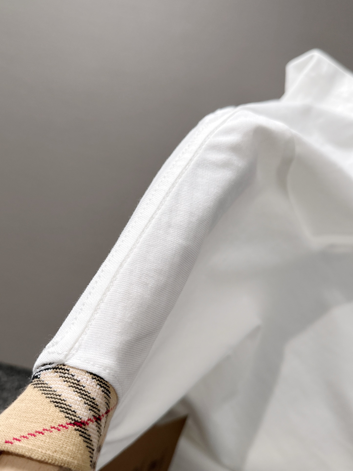 P85

Burberry 巴宝莉 BBR 2026新款 定制经典格纹螺纹领 重工颗粒战马刺绣logo 男女同款 短袖t恤
&middot;定制260克100％双纱纯棉面料
&middot;定染32支双股螺纹
&middot;领标吊牌主唛三标齐全
颜色：白色
尺码：XS S M L 