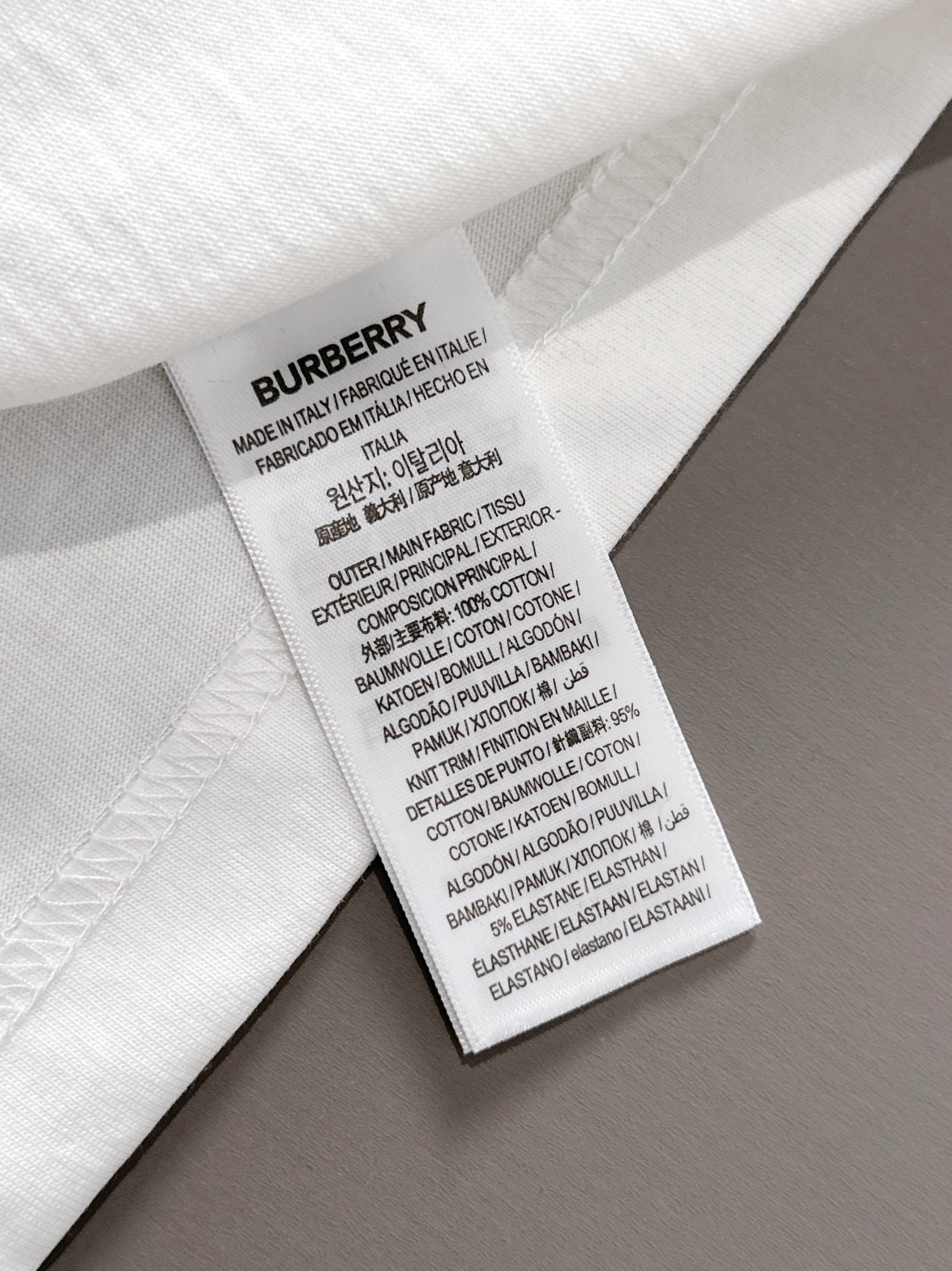 P85

Burberry 巴宝莉 BBR 2026新款 定制经典格纹螺纹领 重工颗粒战马刺绣logo 男女同款 短袖t恤
&middot;定制260克100％双纱纯棉面料
&middot;定染32支双股螺纹
&middot;领标吊牌主唛三标齐全
颜色：白色
尺码：XS S M L 