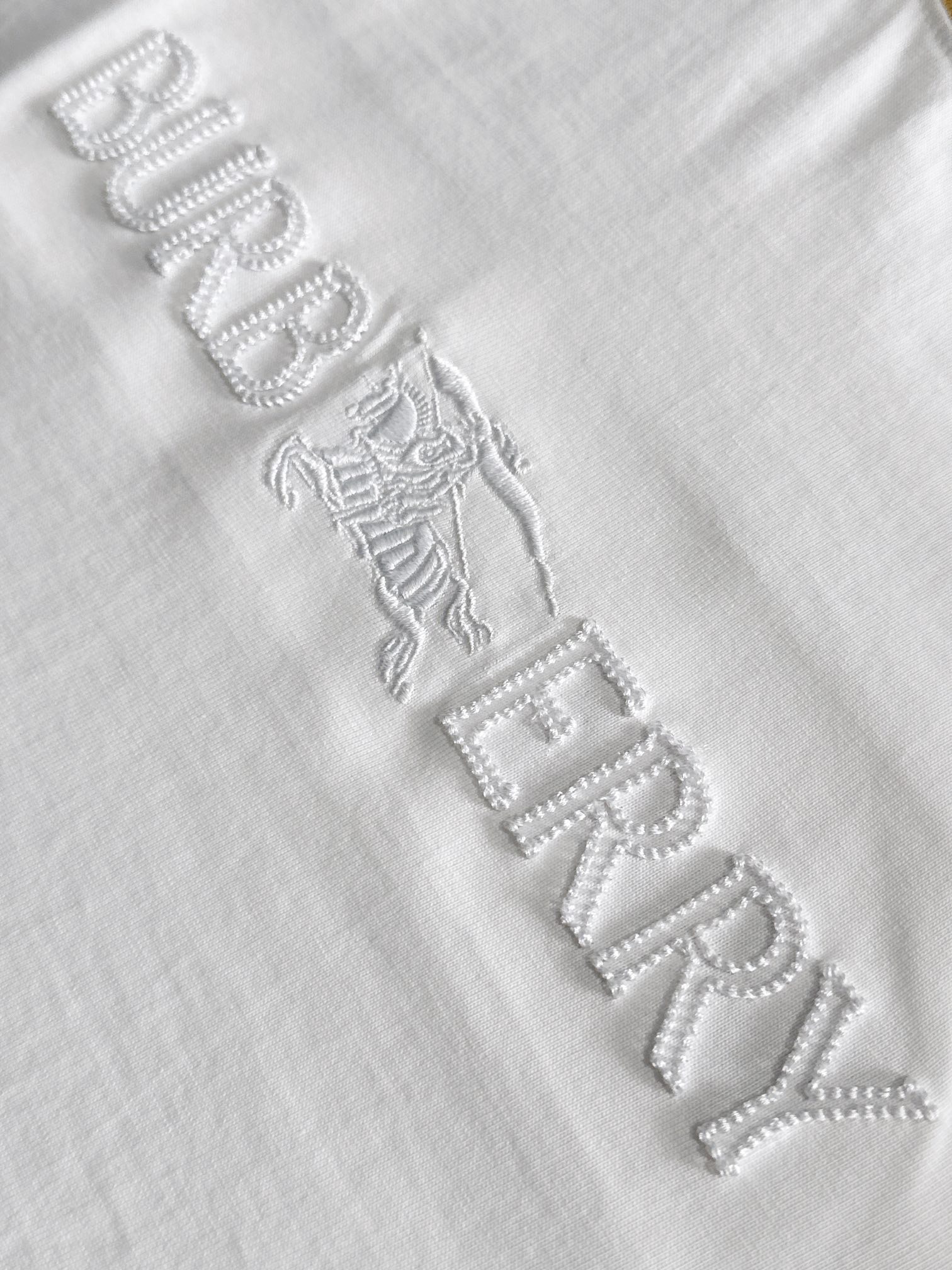 P85

Burberry 巴宝莉 BBR 2026新款 定制经典格纹螺纹领 重工颗粒战马刺绣logo 男女同款 短袖t恤
&middot;定制260克100％双纱纯棉面料
&middot;定染32支双股螺纹
&middot;领标吊牌主唛三标齐全
颜色：白色
尺码：XS S M L 