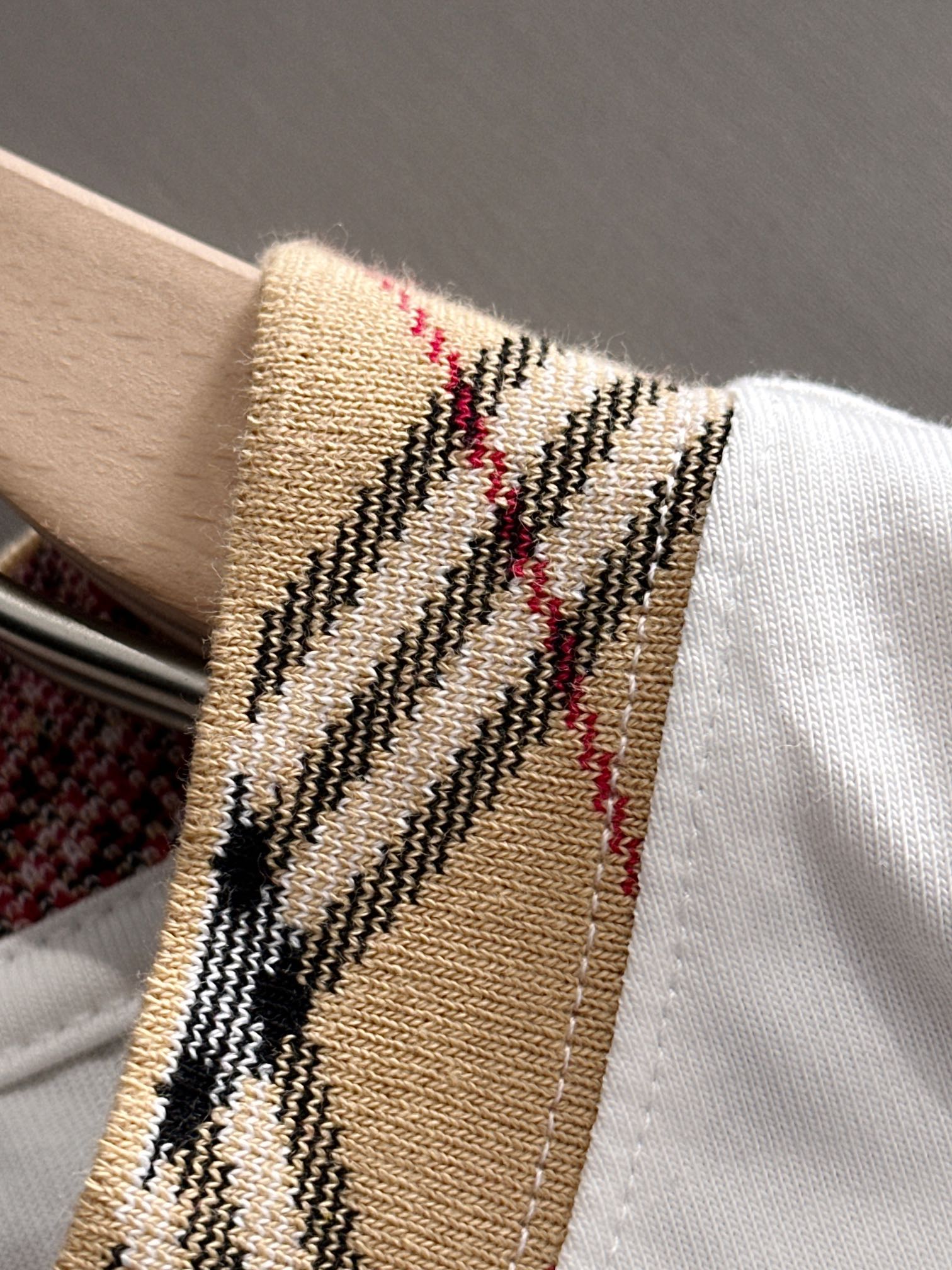 P85

Burberry 巴宝莉 BBR 2026新款 定制经典格纹螺纹领 重工颗粒战马刺绣logo 男女同款 短袖t恤
&middot;定制260克100％双纱纯棉面料
&middot;定染32支双股螺纹
&middot;领标吊牌主唛三标齐全
颜色：白色
尺码：XS S M L 