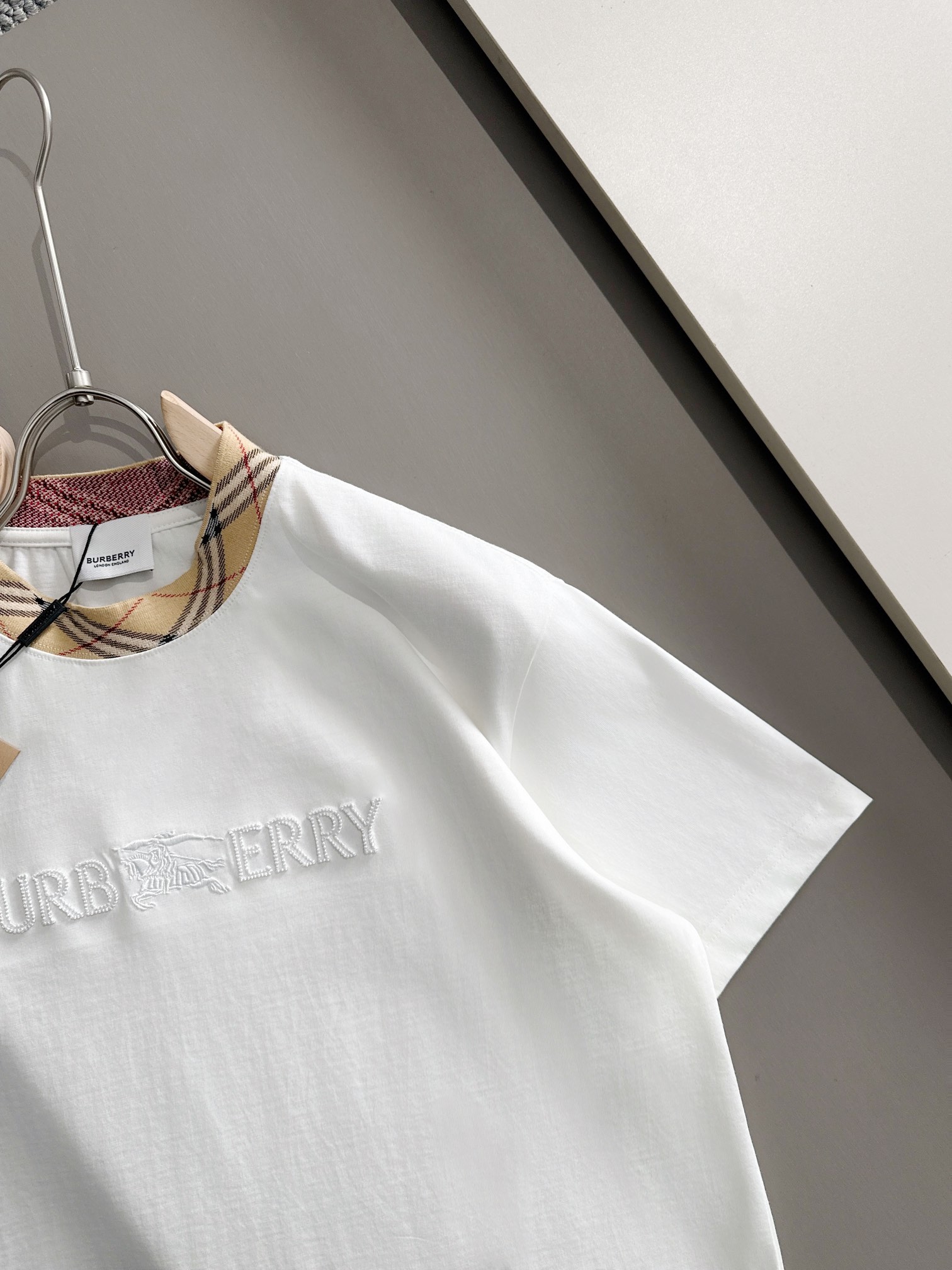 P85

Burberry 巴宝莉 BBR 2026新款 定制经典格纹螺纹领 重工颗粒战马刺绣logo 男女同款 短袖t恤
&middot;定制260克100％双纱纯棉面料
&middot;定染32支双股螺纹
&middot;领标吊牌主唛三标齐全
颜色：白色
尺码：XS S M L 