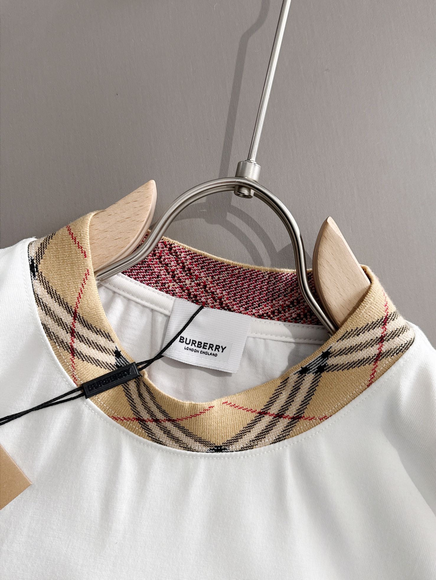 P85

Burberry 巴宝莉 BBR 2026新款 定制经典格纹螺纹领 重工颗粒战马刺绣logo 男女同款 短袖t恤
&middot;定制260克100％双纱纯棉面料
&middot;定染32支双股螺纹
&middot;领标吊牌主唛三标齐全
颜色：白色
尺码：XS S M L 