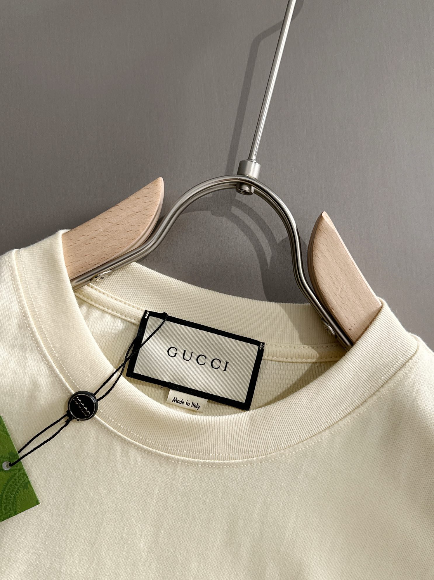 P85 

GUCCI 古驰 2026新款 金属红绿织带拼接口袋 两袖双G字母logo oversize宽松版型 男女同款 短袖t恤
&middot;定制260克100％双纱纯棉面料
&middot;定染32支双股螺纹
&middot;领标吊牌主唛三标齐全
颜色：杏色
尺码：S M L XL