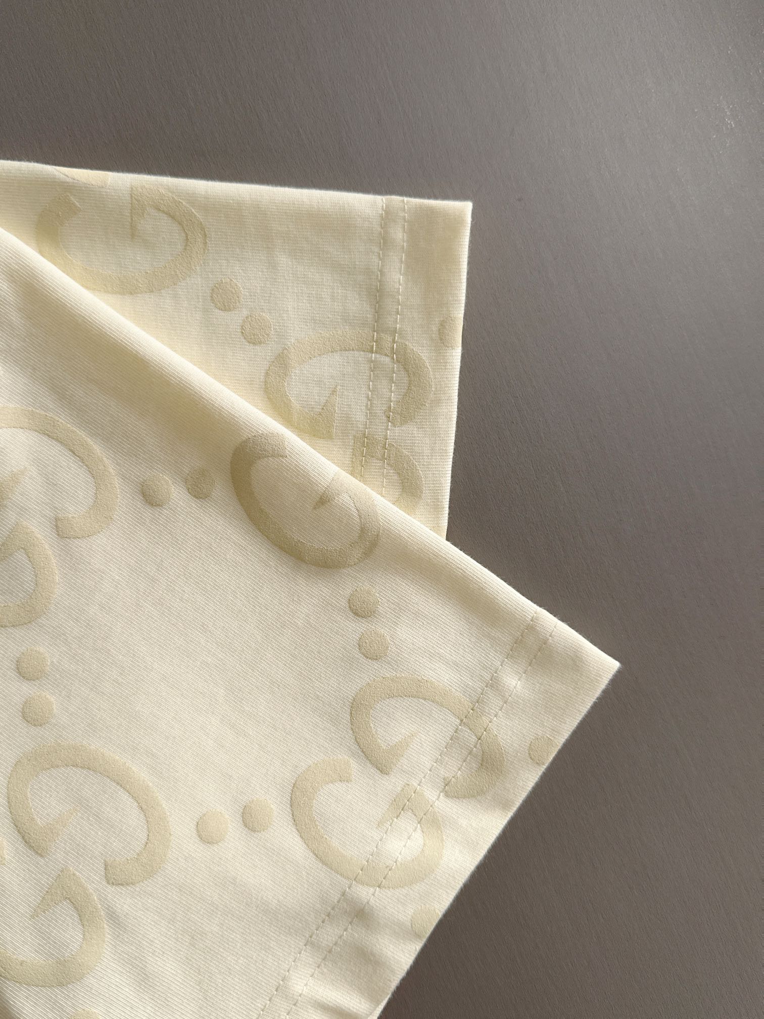 P85 

GUCCI 古驰 2026新款 金属红绿织带拼接口袋 两袖双G字母logo oversize宽松版型 男女同款 短袖t恤
&middot;定制260克100％双纱纯棉面料
&middot;定染32支双股螺纹
&middot;领标吊牌主唛三标齐全
颜色：杏色
尺码：S M L XL