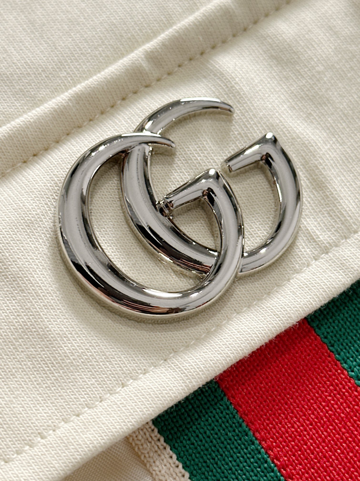 P85 

GUCCI 古驰 2026新款 金属红绿织带拼接口袋 两袖双G字母logo oversize宽松版型 男女同款 短袖t恤
&middot;定制260克100％双纱纯棉面料
&middot;定染32支双股螺纹
&middot;领标吊牌主唛三标齐全
颜色：杏色
尺码：S M L XL