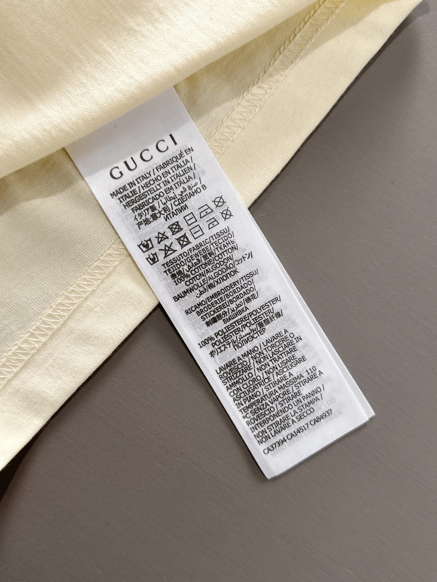 P85 

GUCCI 古驰 2026新款 金属红绿织带拼接口袋 两袖双G字母logo oversize宽松版型 男女同款 短袖t恤
&middot;定制260克100％双纱纯棉面料
&middot;定染32支双股螺纹
&middot;领标吊牌主唛三标齐全
颜色：杏色
尺码：S M L XL