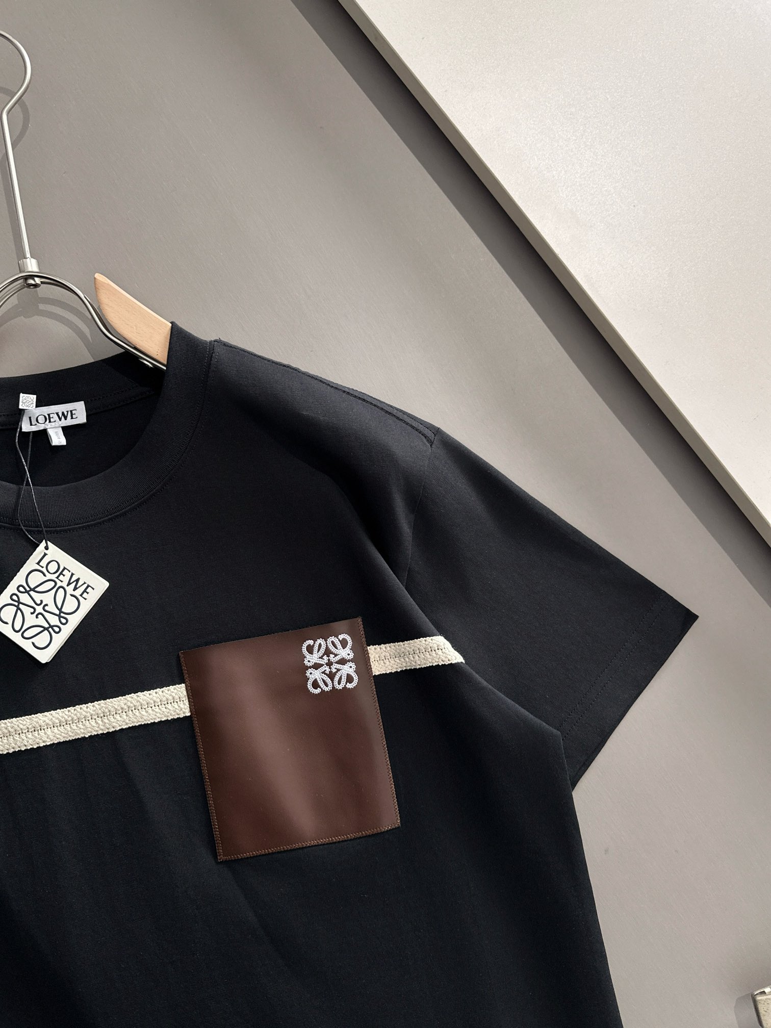 P80

LOEWE 罗意威 2026新款 拼接工艺 定制刺绣logo皮章口袋 男女同款 短袖t恤
&middot;定制260克100％双纱纯棉面料
&middot;定染32支双股螺纹
&middot;领标吊牌主唛三标齐全
颜色：黑色
尺码：S M L XL