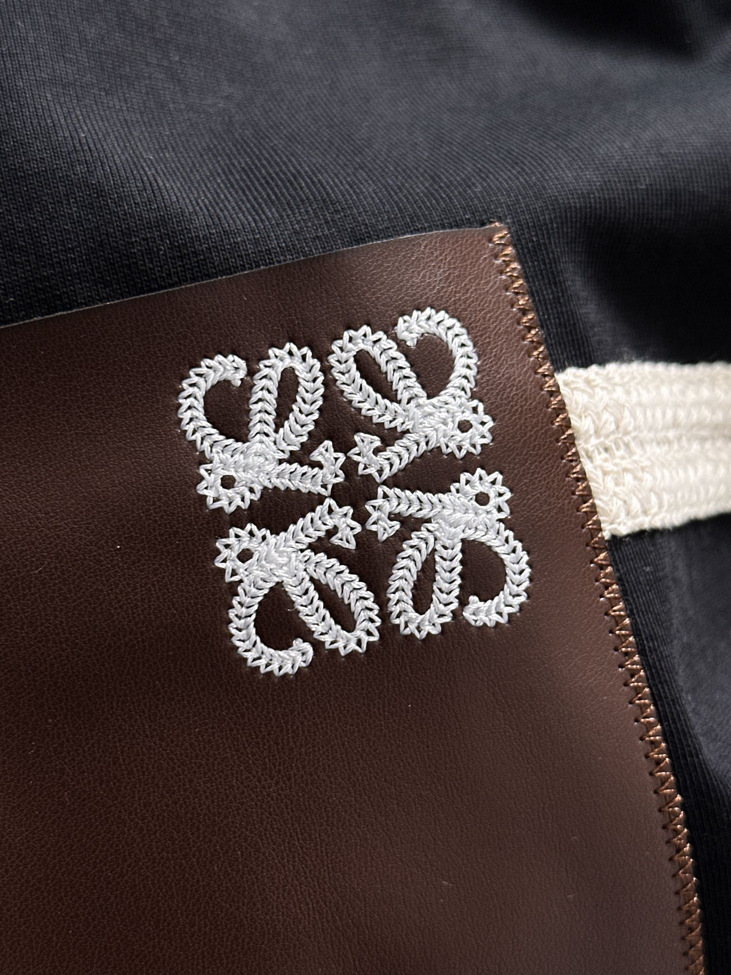 P80

LOEWE 罗意威 2026新款 拼接工艺 定制刺绣logo皮章口袋 男女同款 短袖t恤
&middot;定制260克100％双纱纯棉面料
&middot;定染32支双股螺纹
&middot;领标吊牌主唛三标齐全
颜色：黑色
尺码：S M L XL