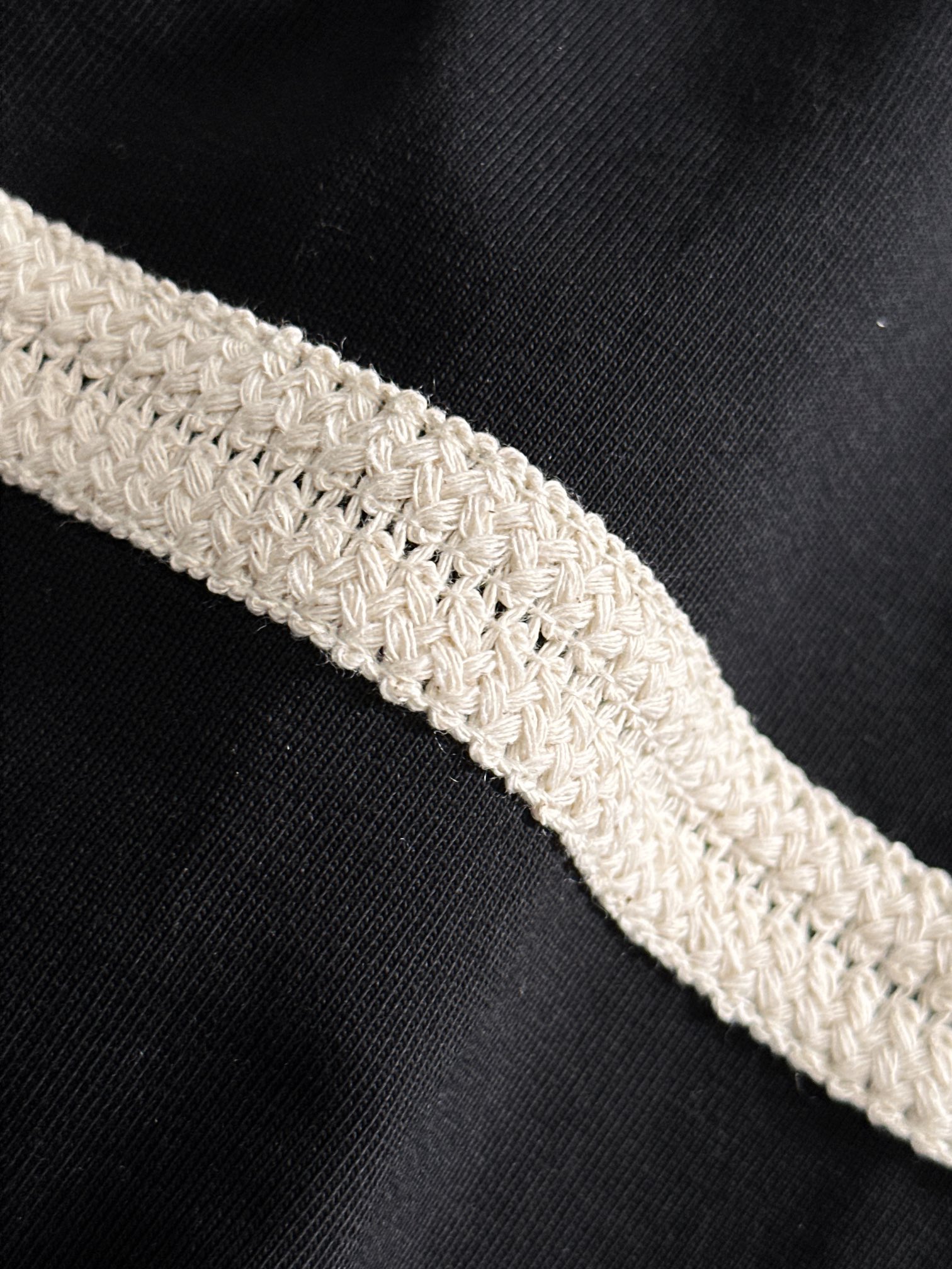 P80

LOEWE 罗意威 2026新款 拼接工艺 定制刺绣logo皮章口袋 男女同款 短袖t恤
&middot;定制260克100％双纱纯棉面料
&middot;定染32支双股螺纹
&middot;领标吊牌主唛三标齐全
颜色：黑色
尺码：S M L XL