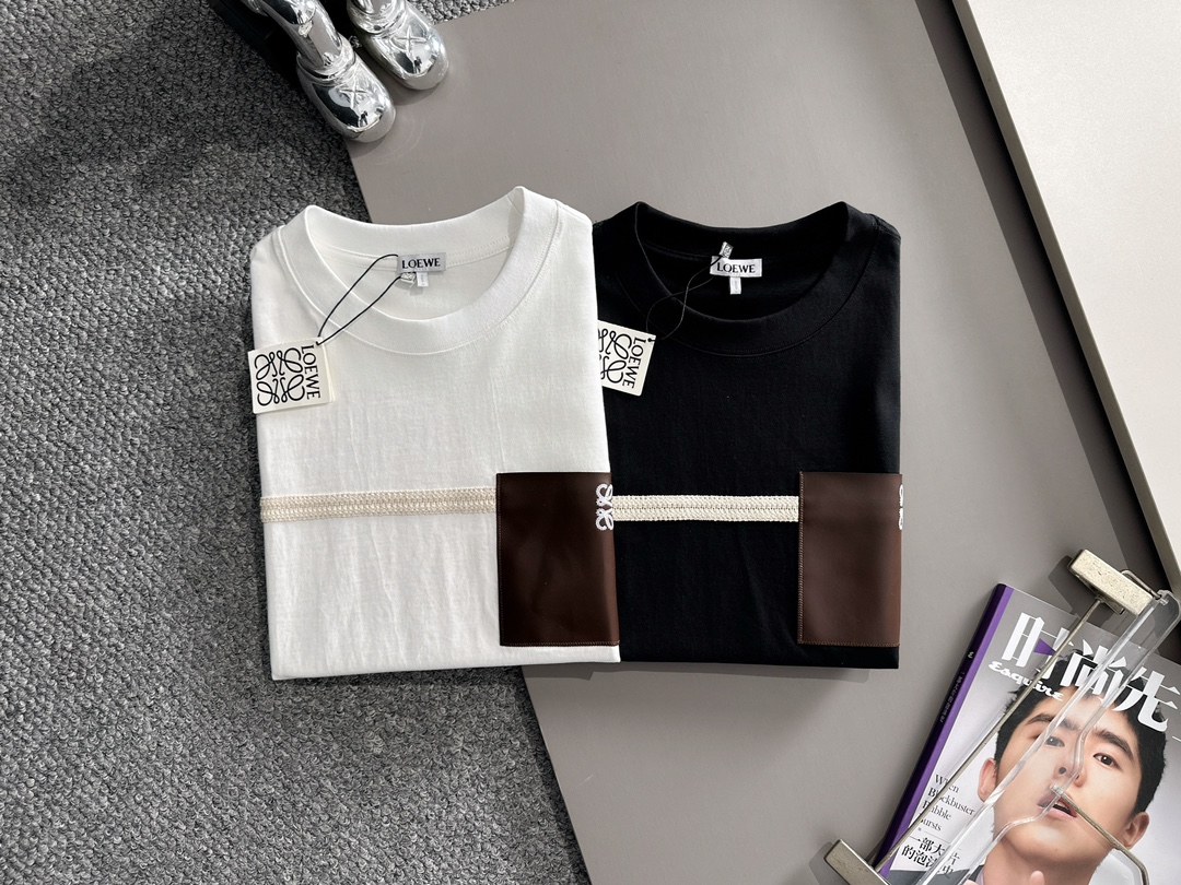 P80

LOEWE 罗意威 2026新款 拼接工艺 定制刺绣logo皮章口袋 男女同款 短袖t恤
&middot;定制260克100％双纱纯棉面料
&middot;定染32支双股螺纹
&middot;领标吊牌主唛三标齐全
颜色：黑色
尺码：S M L XL