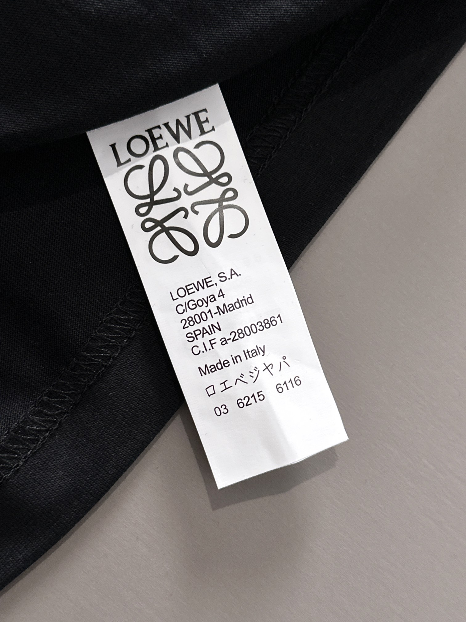 P80

LOEWE 罗意威 2026新款 拼接工艺 定制刺绣logo皮章口袋 男女同款 短袖t恤
&middot;定制260克100％双纱纯棉面料
&middot;定染32支双股螺纹
&middot;领标吊牌主唛三标齐全
颜色：黑色
尺码：S M L XL