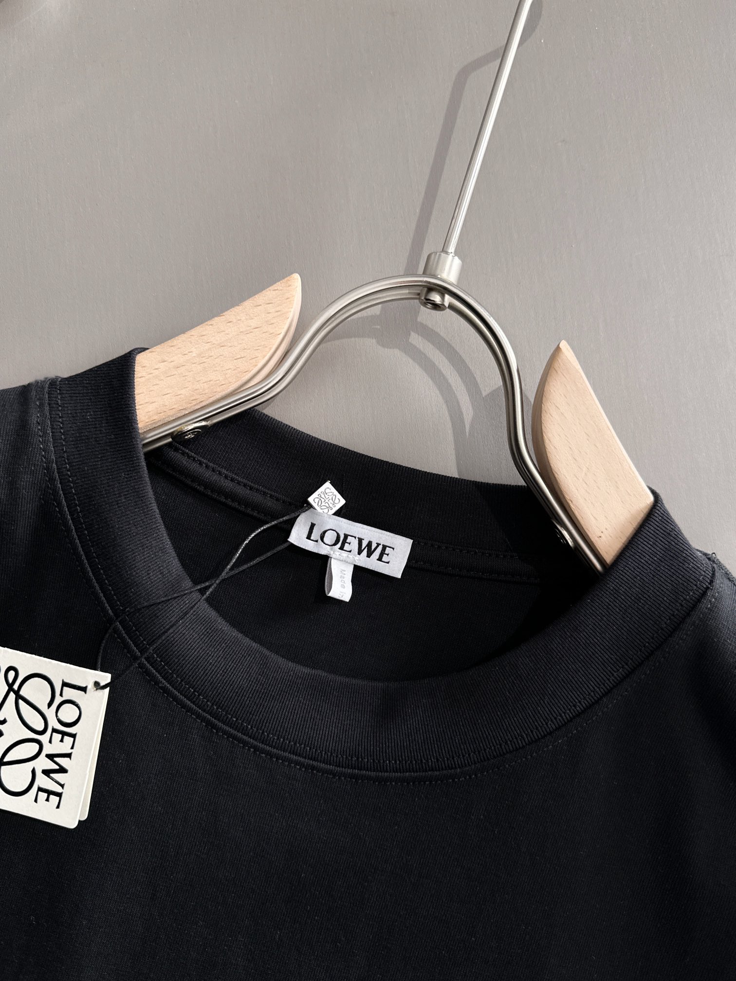 P80

LOEWE 罗意威 2026新款 拼接工艺 定制刺绣logo皮章口袋 男女同款 短袖t恤
&middot;定制260克100％双纱纯棉面料
&middot;定染32支双股螺纹
&middot;领标吊牌主唛三标齐全
颜色：黑色
尺码：S M L XL