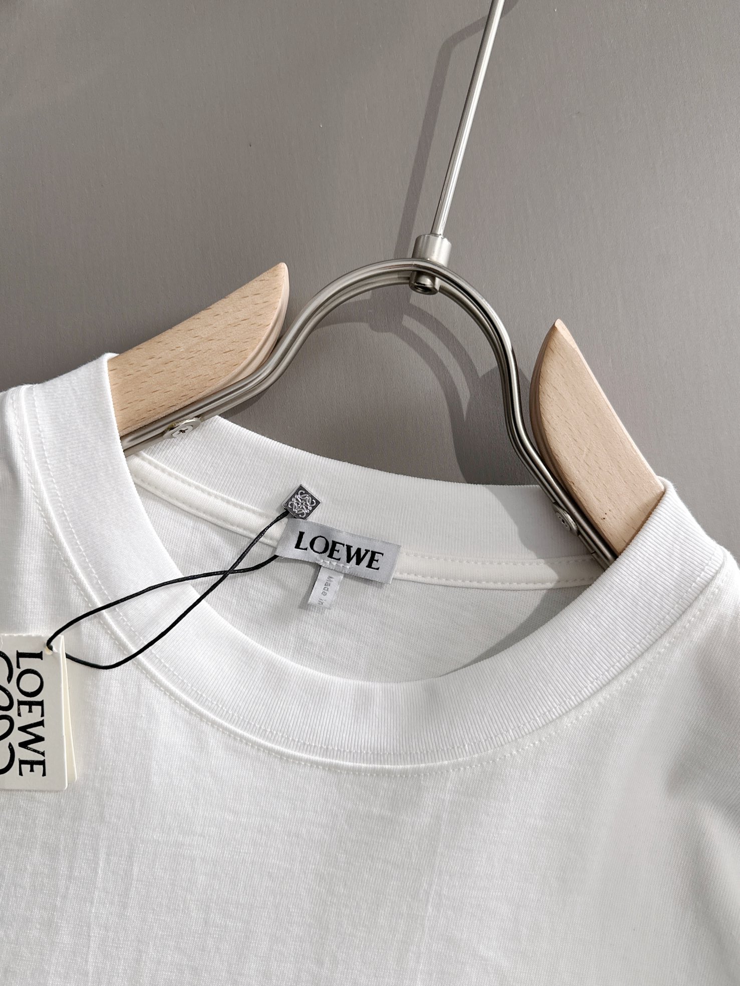 P80

LOEWE 罗意威 2026新款 拼接工艺 定制刺绣logo皮章口袋 男女同款 短袖t恤
&middot;定制260克100％双纱纯棉面料
&middot;定染32支双股螺纹
&middot;领标吊牌主唛三标齐全
颜色：白色
尺码：S M L XL