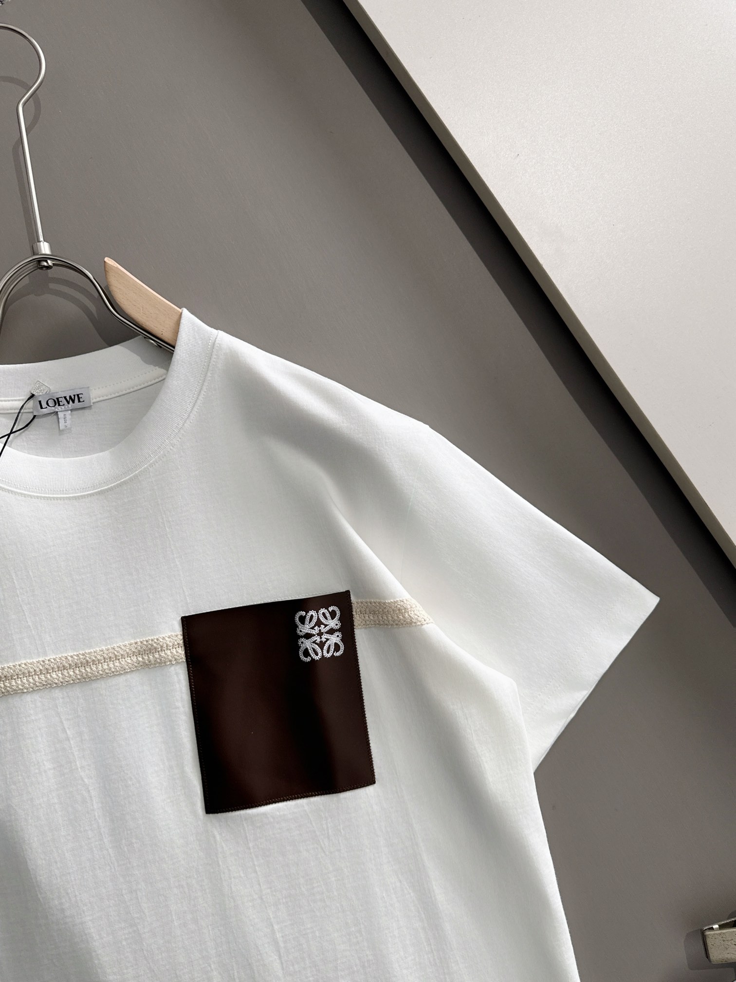 P80

LOEWE 罗意威 2026新款 拼接工艺 定制刺绣logo皮章口袋 男女同款 短袖t恤
&middot;定制260克100％双纱纯棉面料
&middot;定染32支双股螺纹
&middot;领标吊牌主唛三标齐全
颜色：白色
尺码：S M L XL