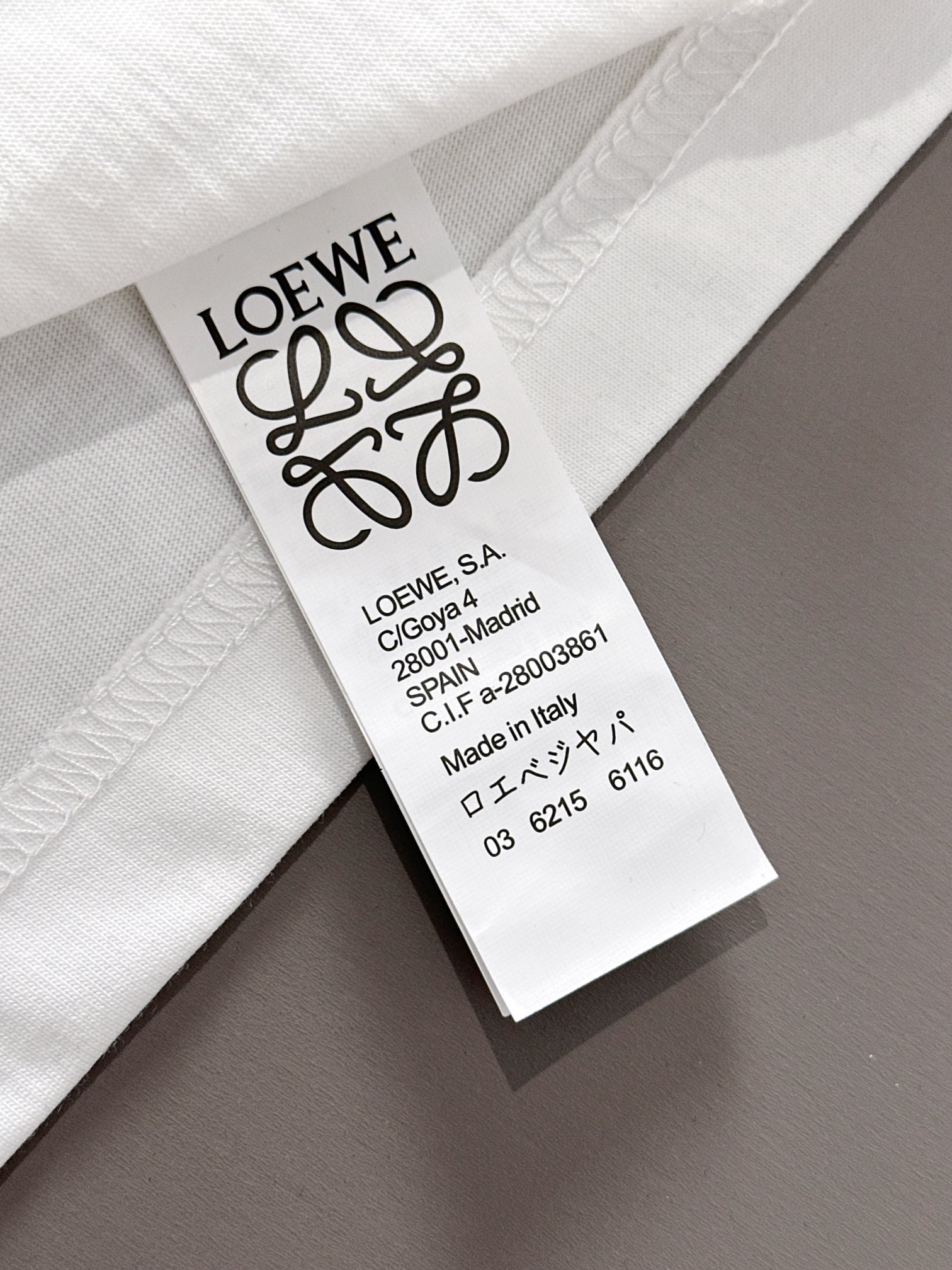 P80

LOEWE 罗意威 2026新款 拼接工艺 定制刺绣logo皮章口袋 男女同款 短袖t恤
&middot;定制260克100％双纱纯棉面料
&middot;定染32支双股螺纹
&middot;领标吊牌主唛三标齐全
颜色：白色
尺码：S M L XL